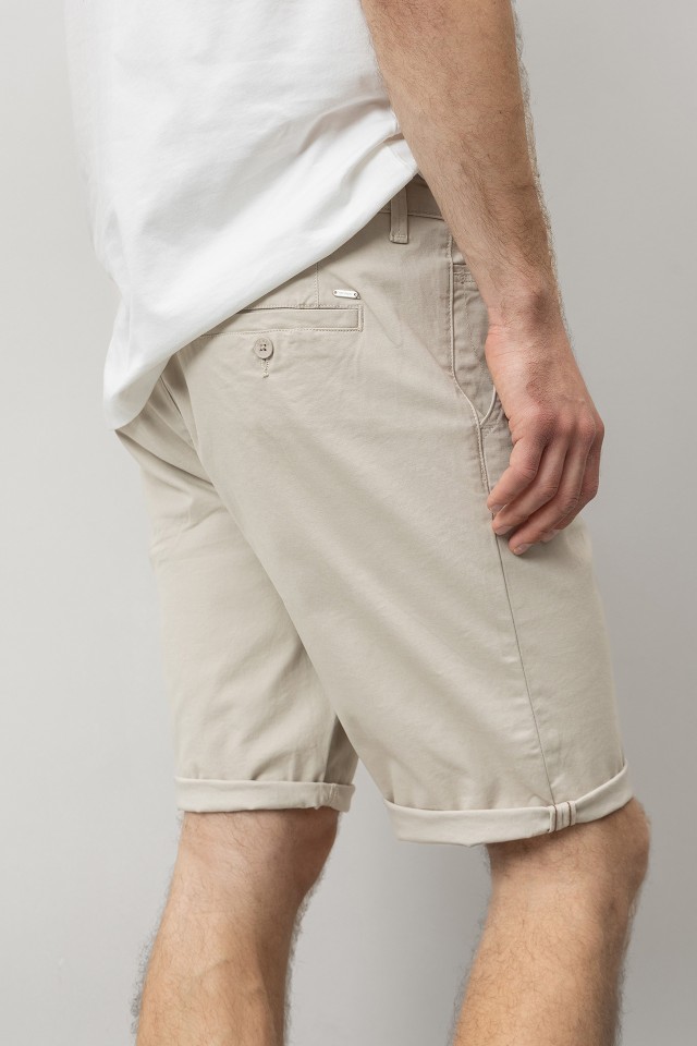Bermuda beige corte recto Bermuda beige corte recto
