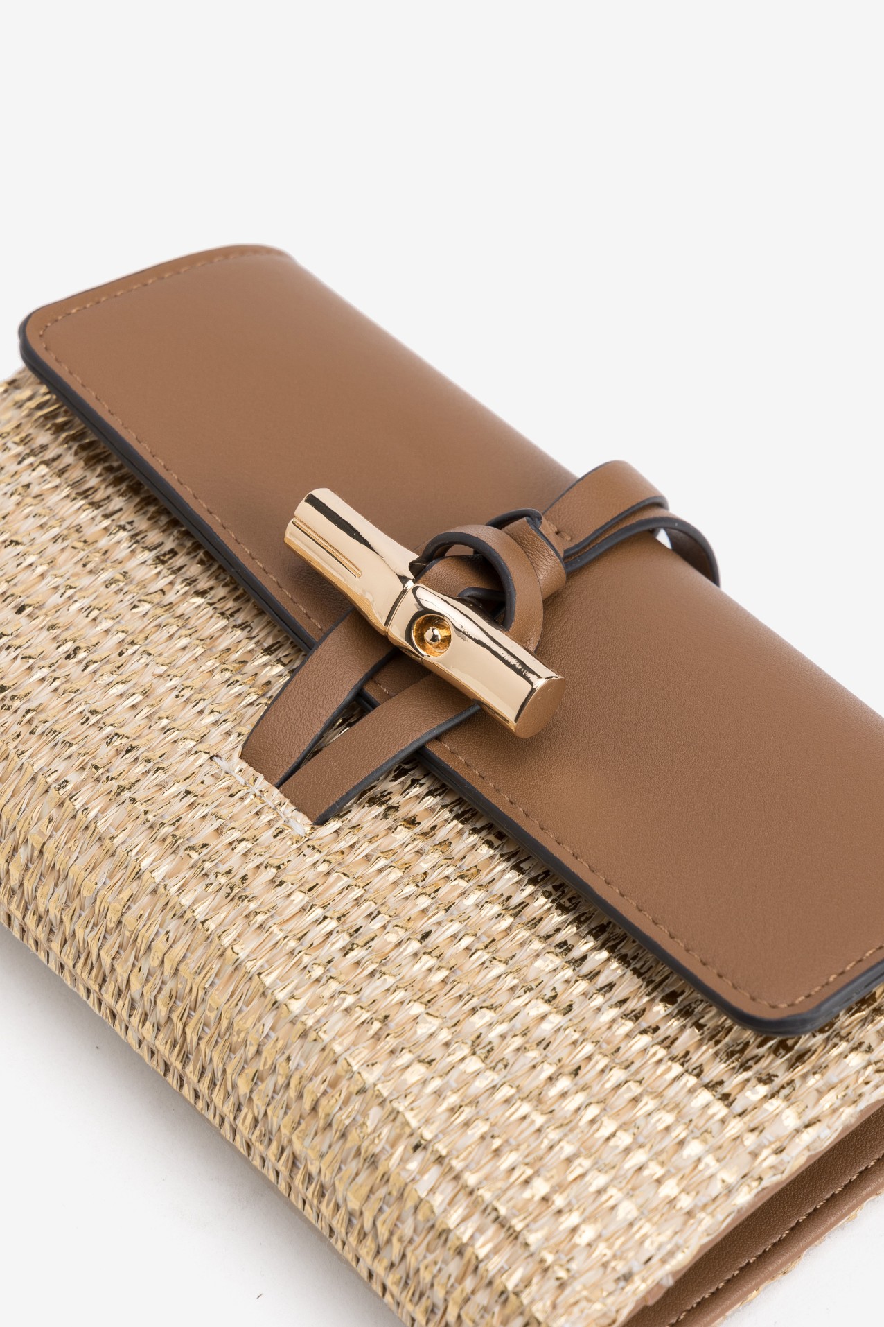 Porta-moedas bege com detalhe dourado