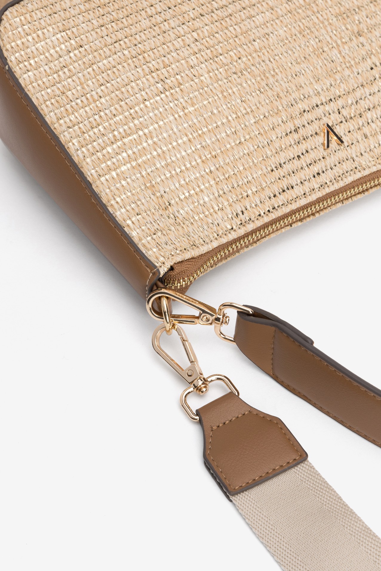 Cartera beige con correa ancha