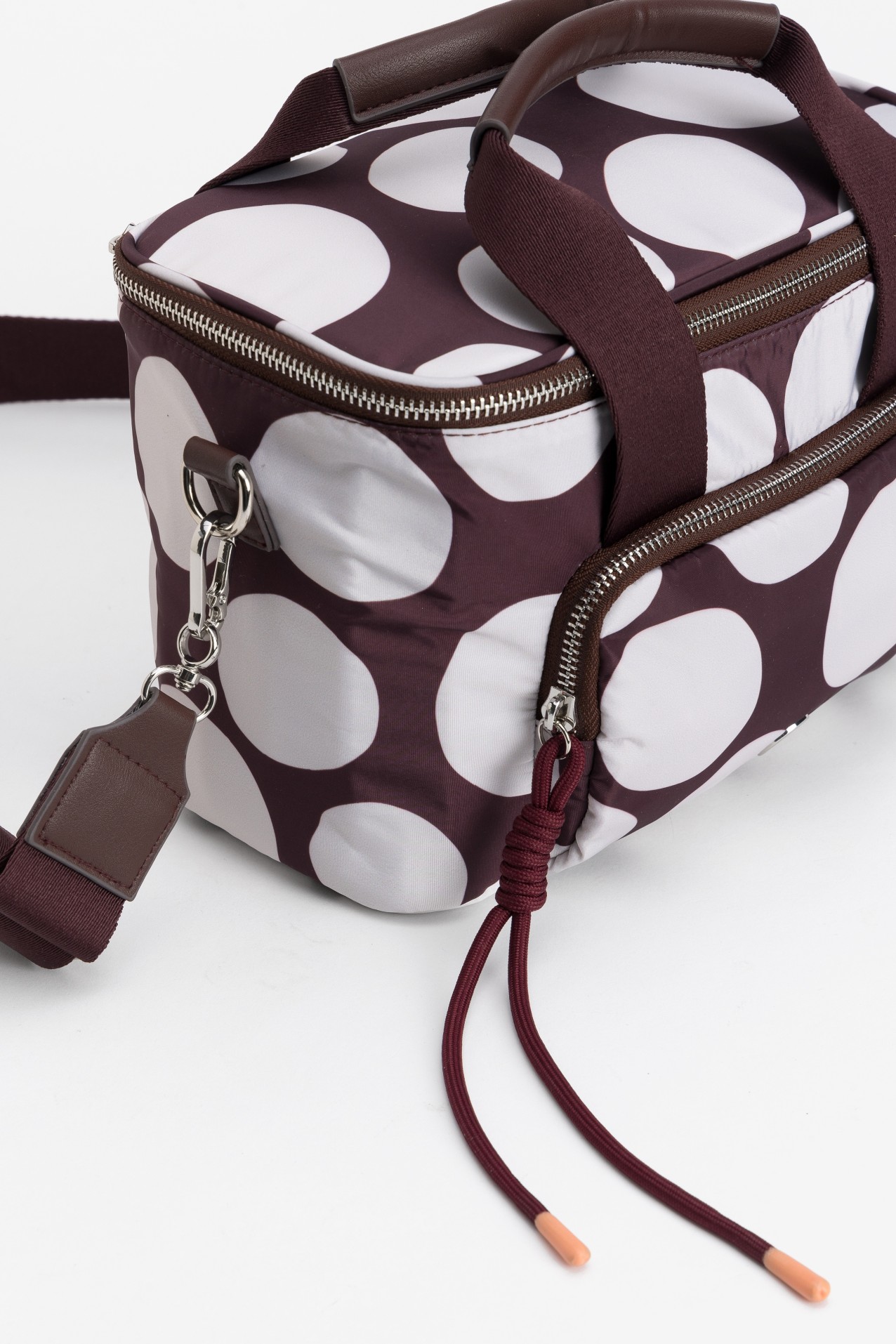 Nylon lunchbox with polka dot print.