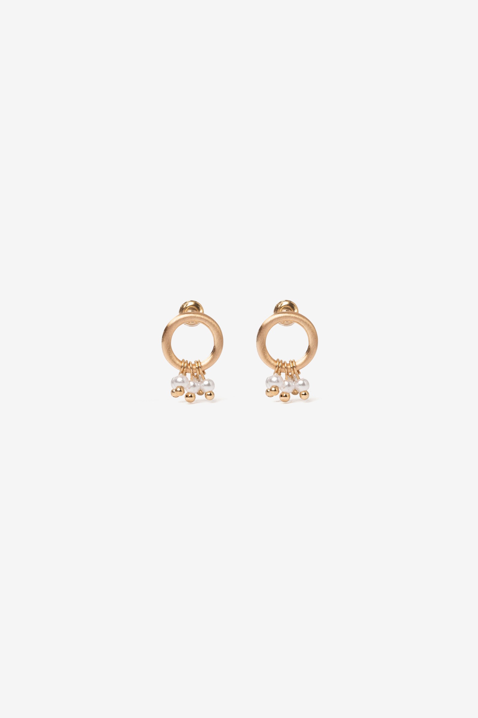 Pendientes dorados circulares perlas