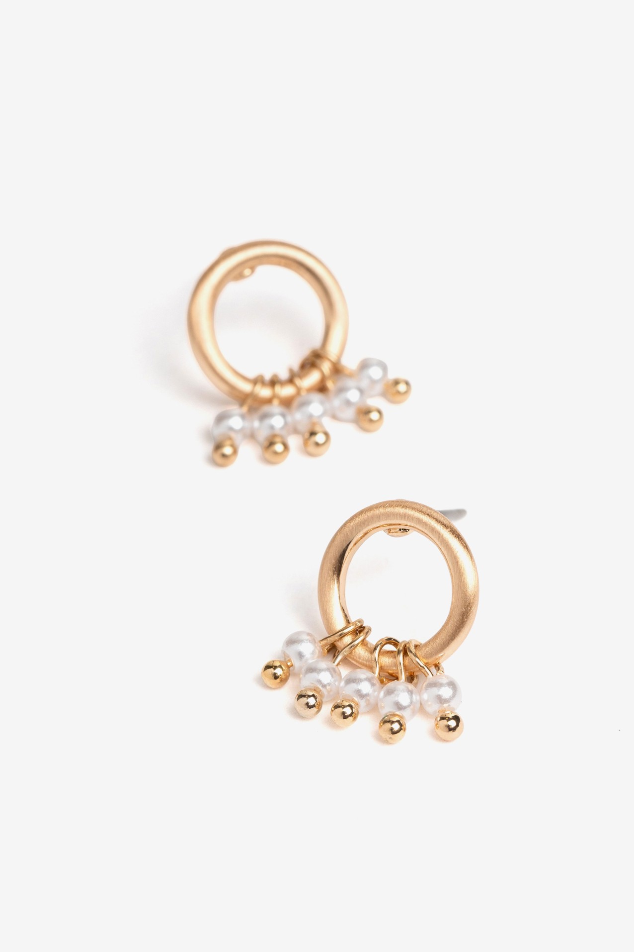 Pendientes dorados circulares perlas
