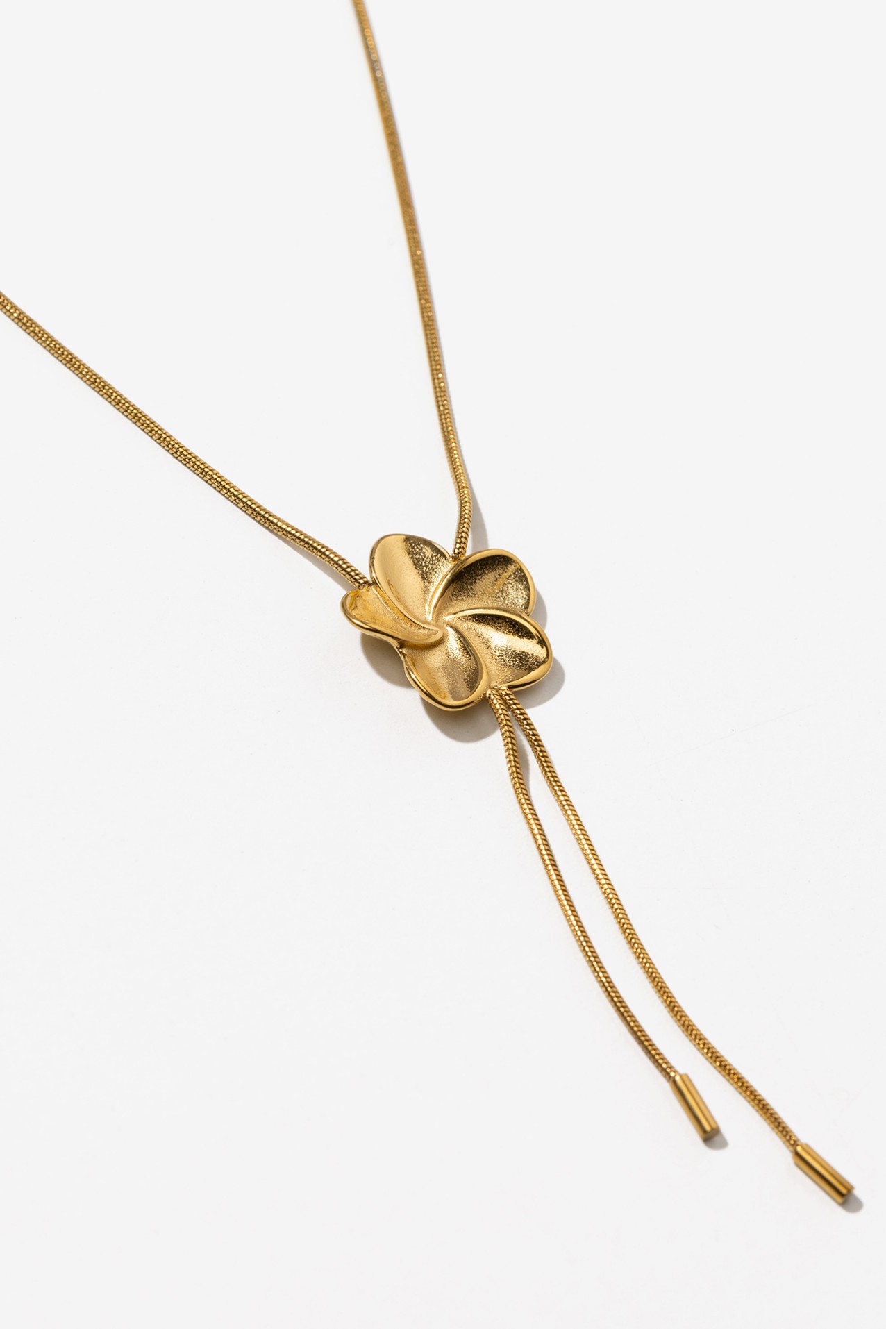 Colar dourado com flor