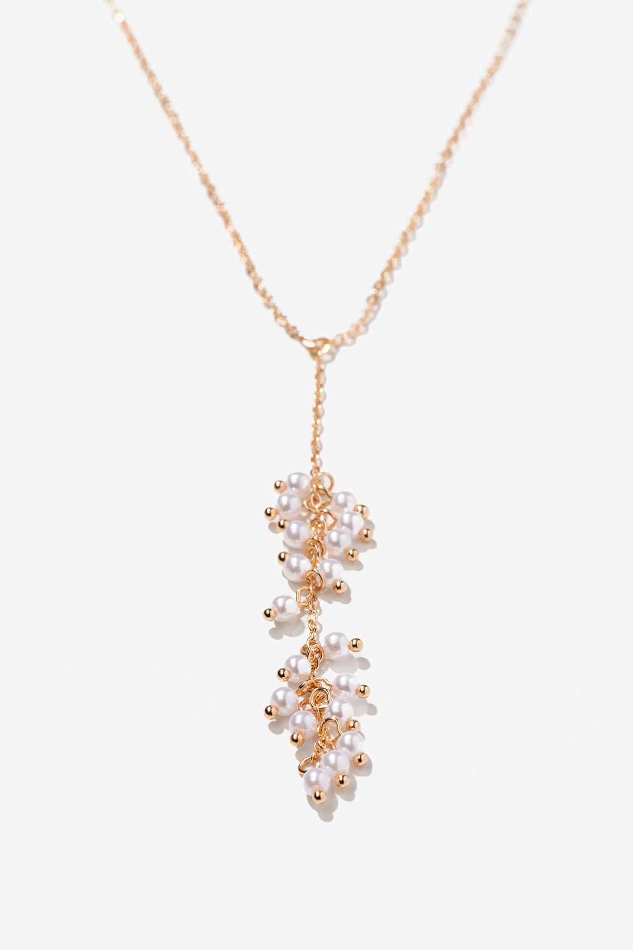 Collar dorado con perlas