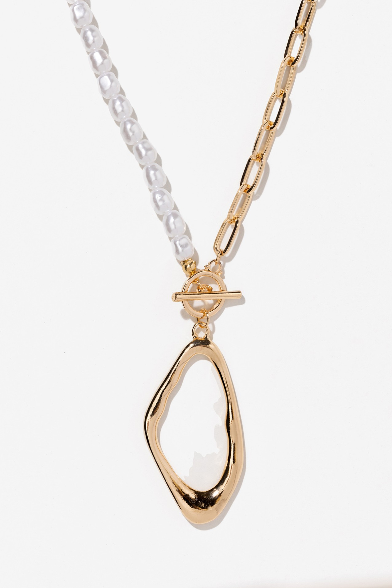 Collar asim�trico dorado y perlas