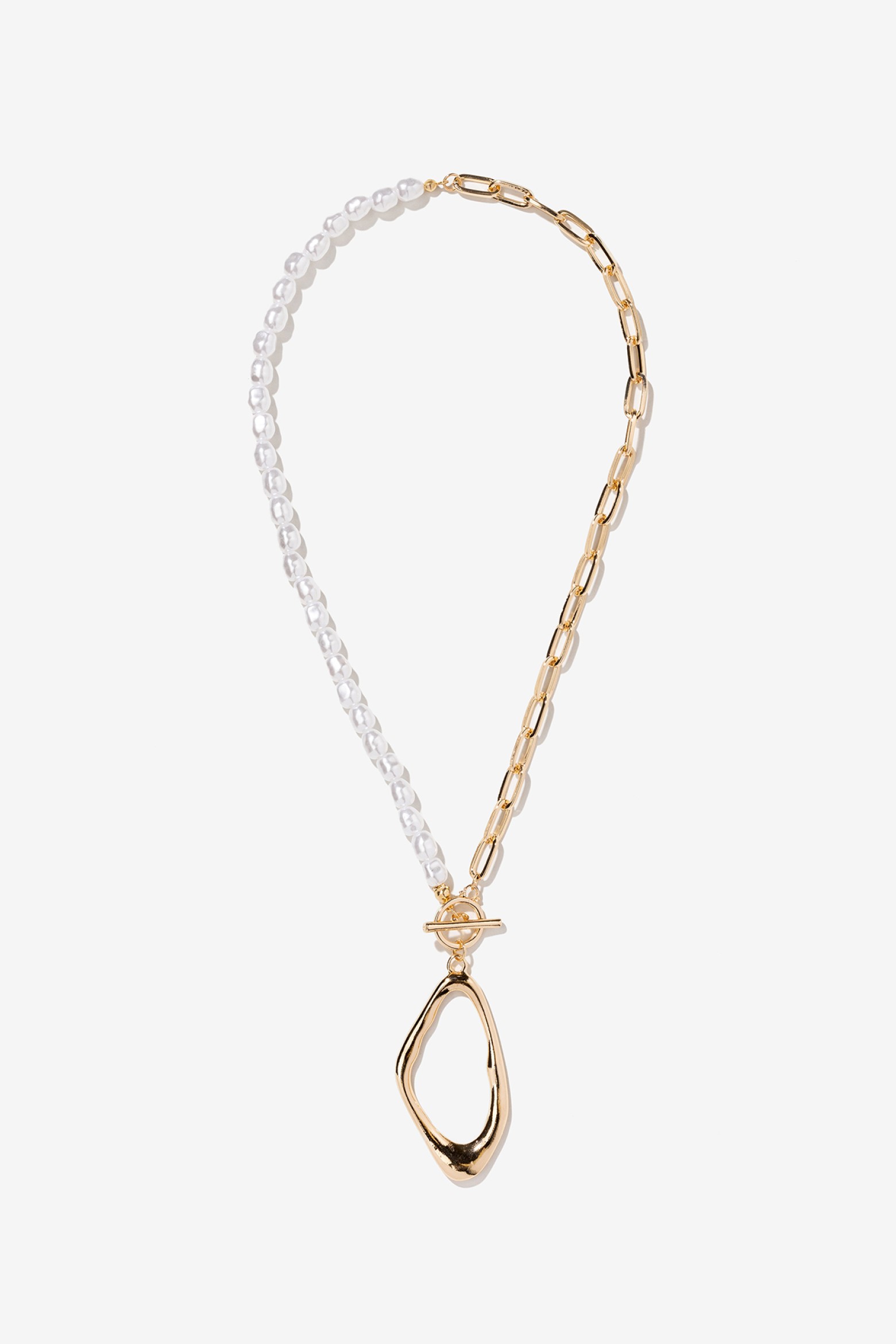 Collar asimétrico dorado y perlas