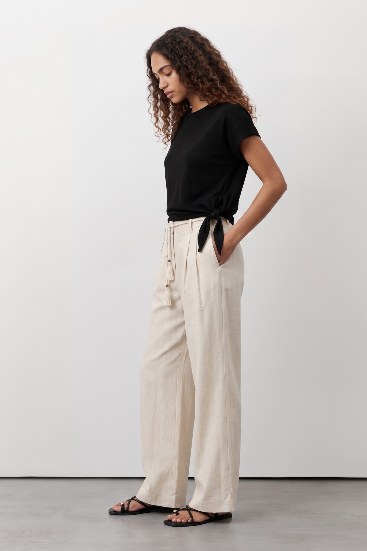 T-shirt preta com n� lateral