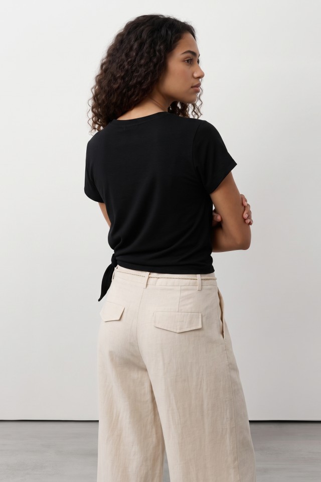 T-shirt preta com nó lateral T-shirt preta com nó lateral