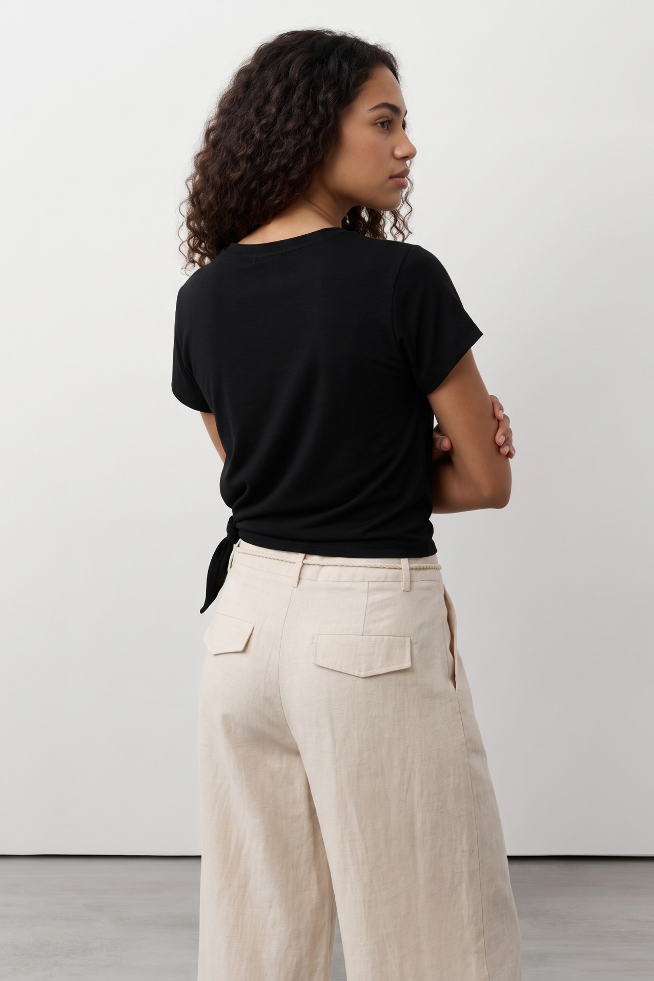 T-shirt preta com n� lateral