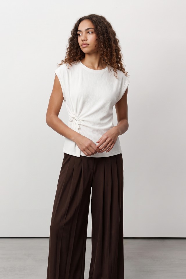White T-shirt With Side Knot