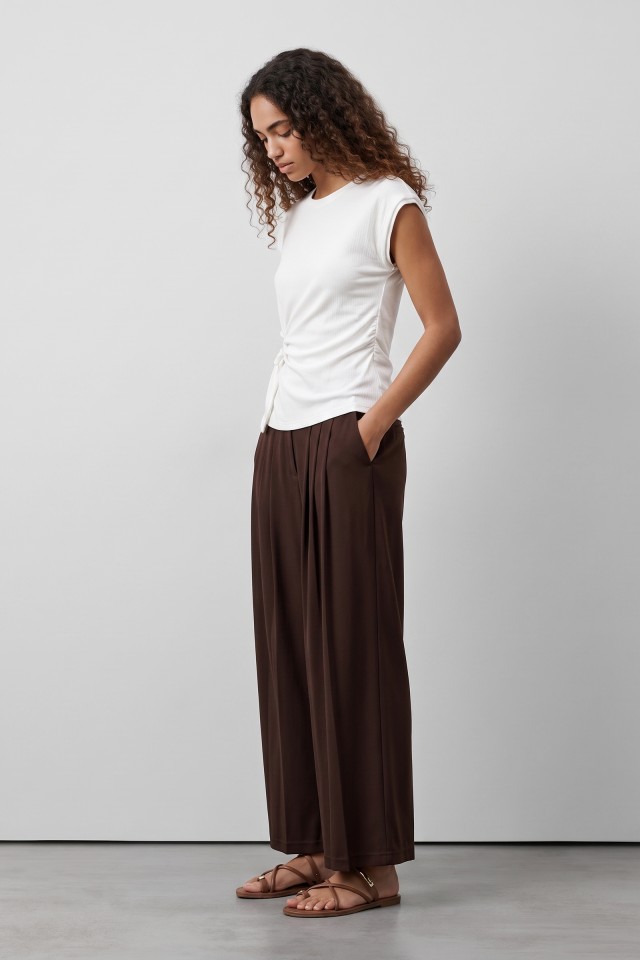 T-shirt branca detalhe lateral T-shirt branca detalhe lateral