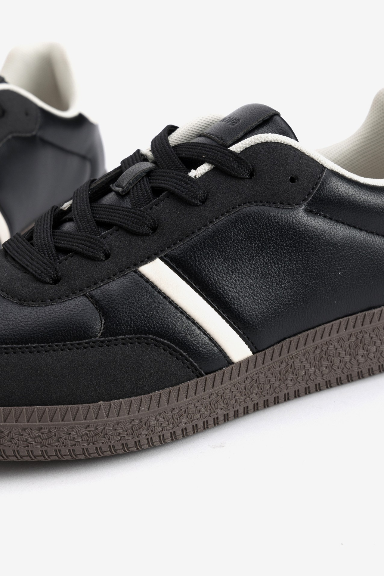 Zapatillas negras retro