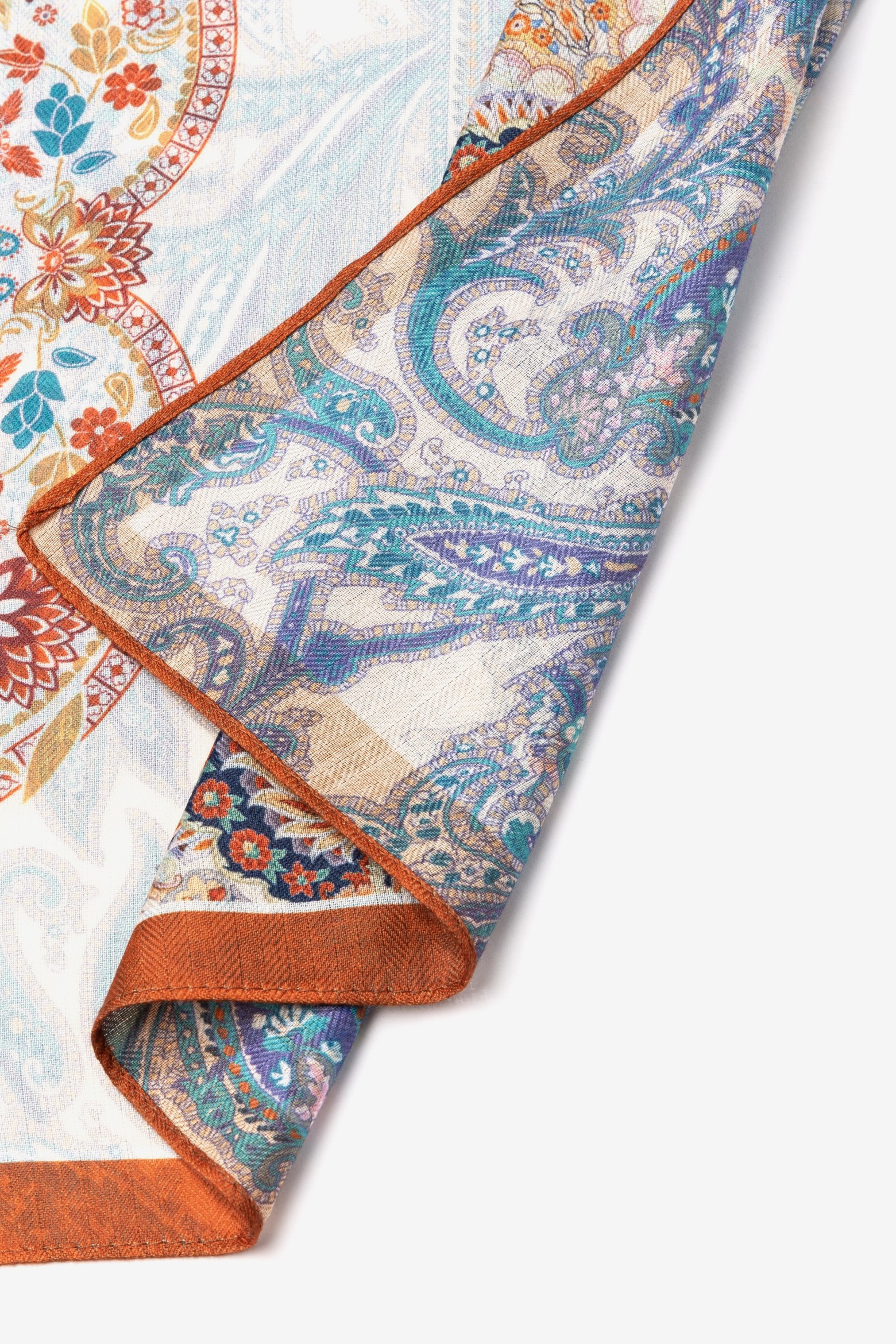 Len�o estampado com contorno laranja