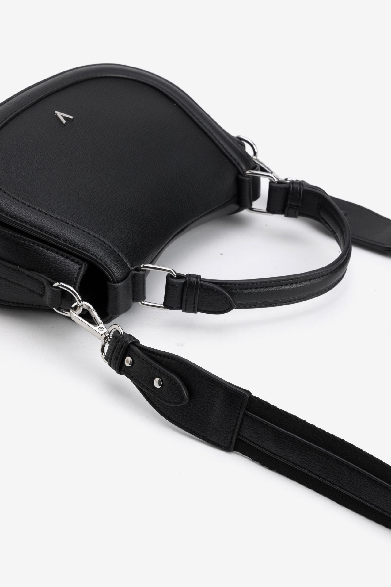 Cartera negra con asa corta
