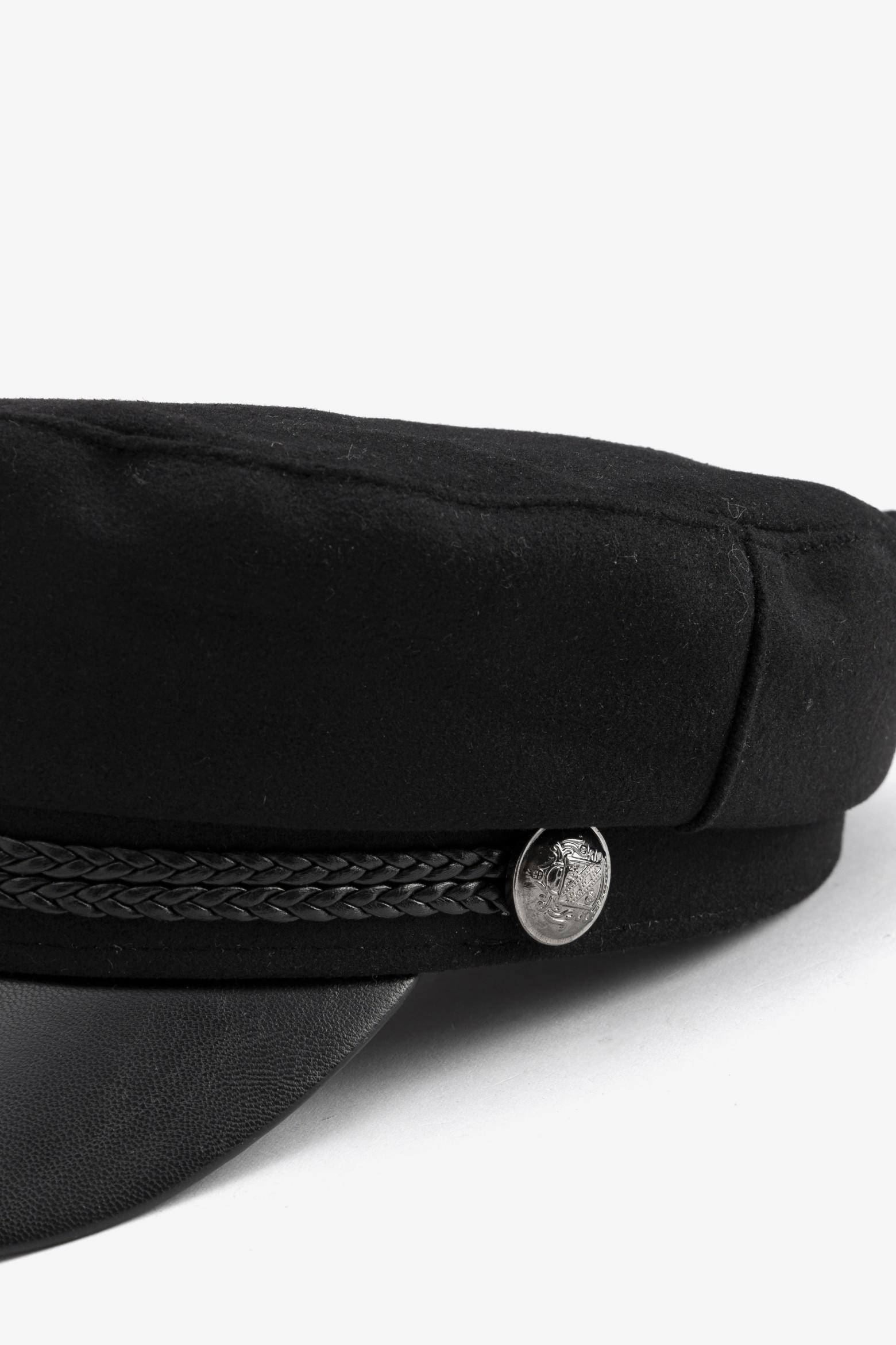 Gorra negra con detalle met�lico