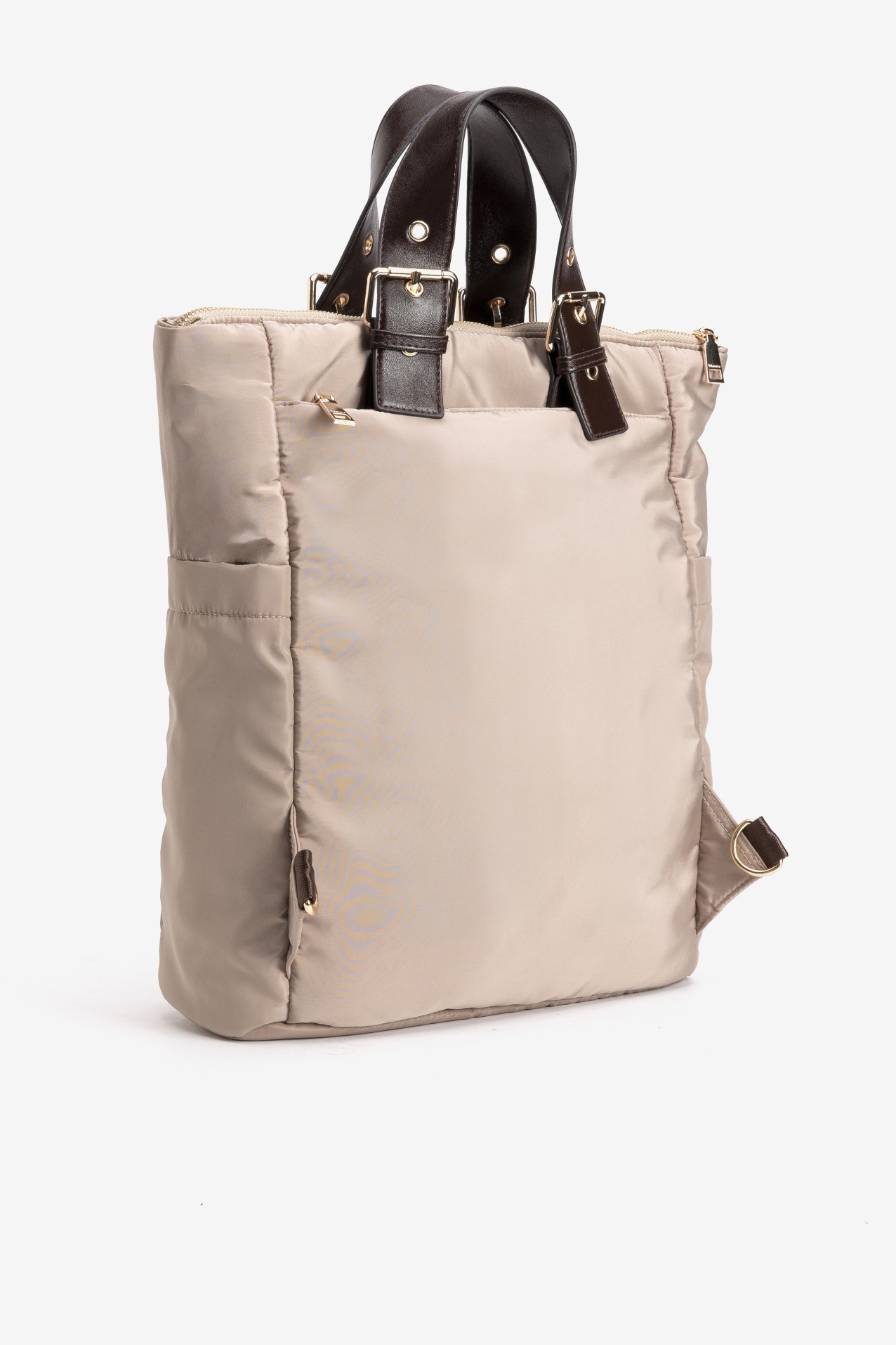 Mochila bege com al�as escuras