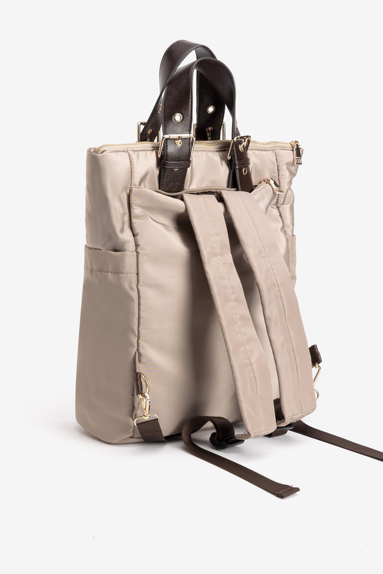 Mochila bege com al�as escuras
