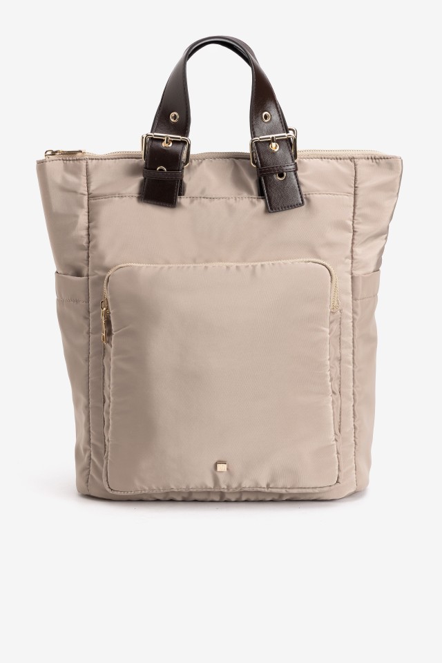 Mochila bege com al�as escuras