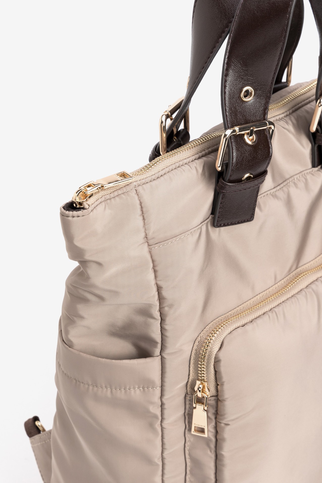 Mochila bege com al�as escuras
