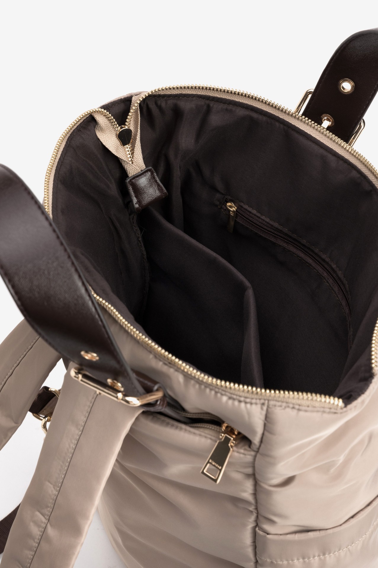 Mochila bege com al�as escuras