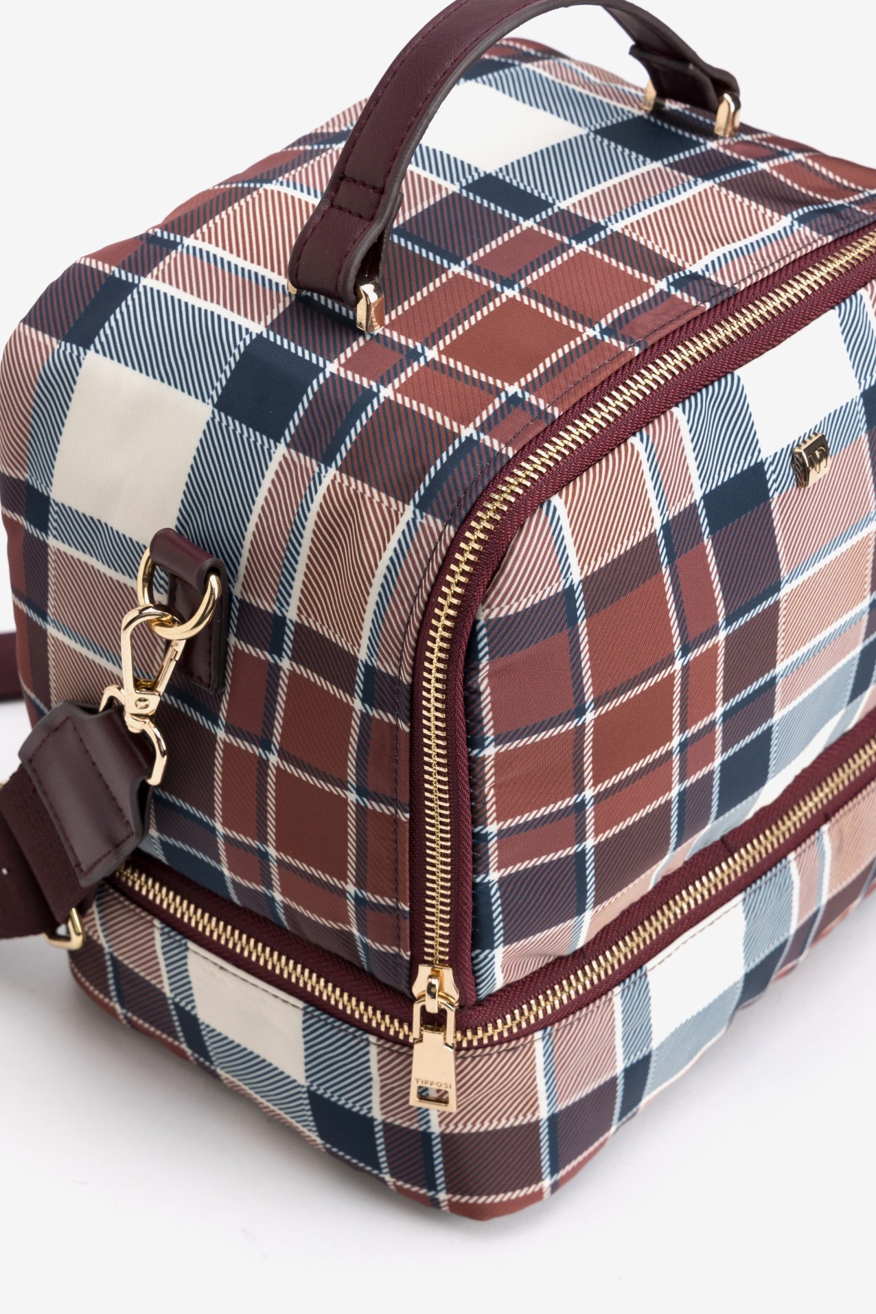 Nylon lunchbox with checkered print.