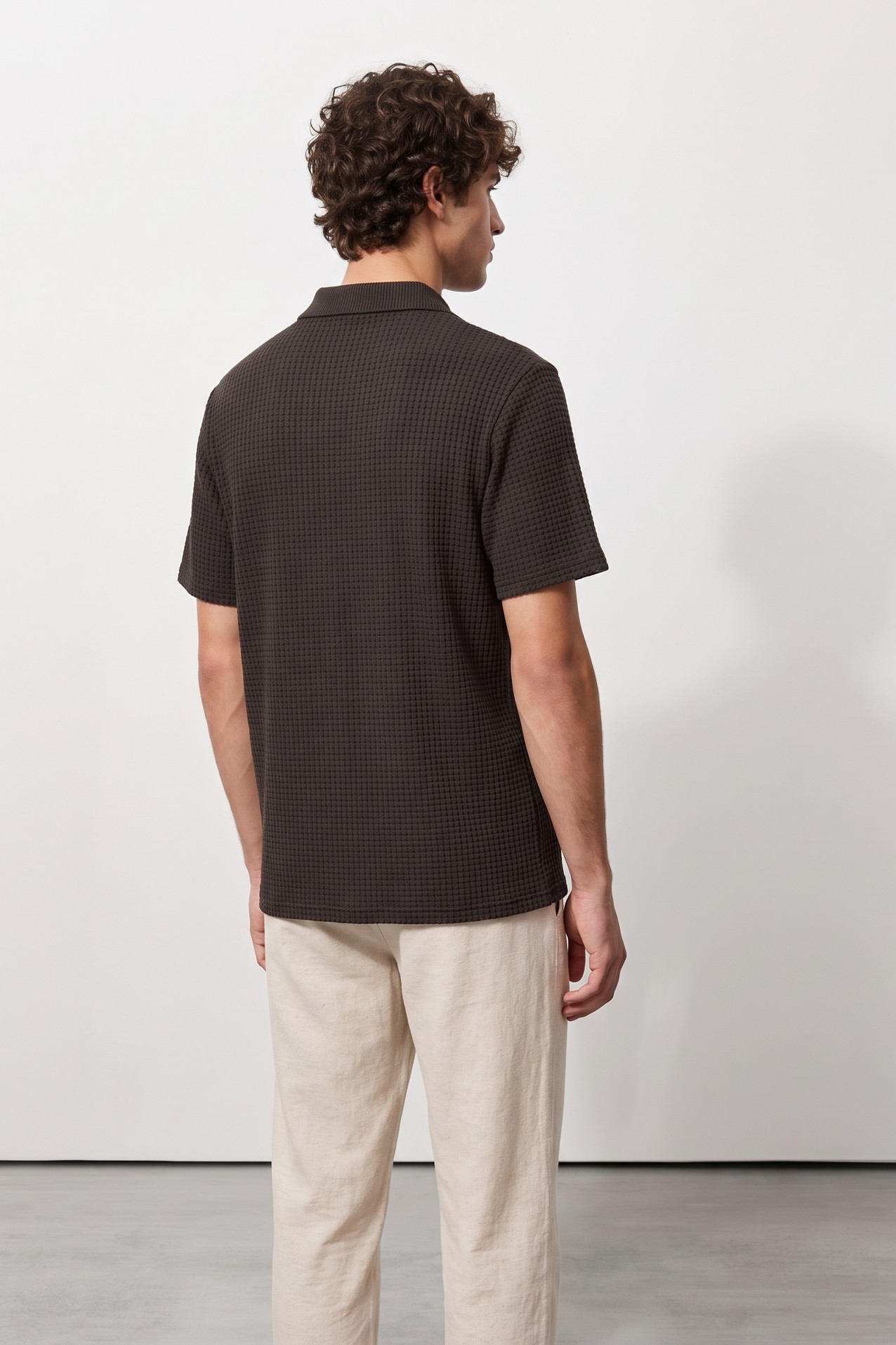 Polo marr�n textura waffle