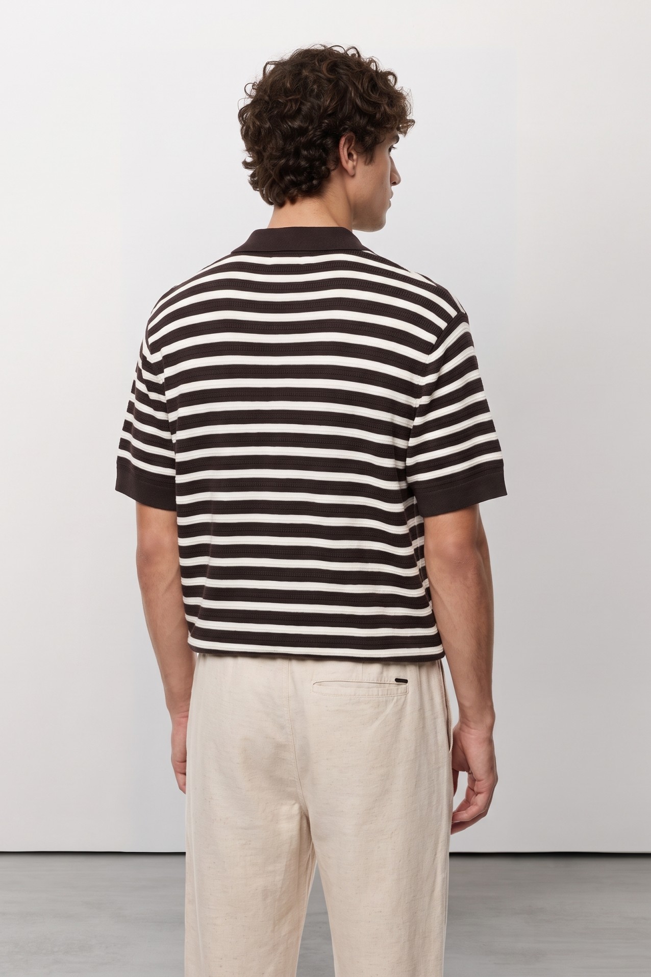 Polo marr�n a rayas
