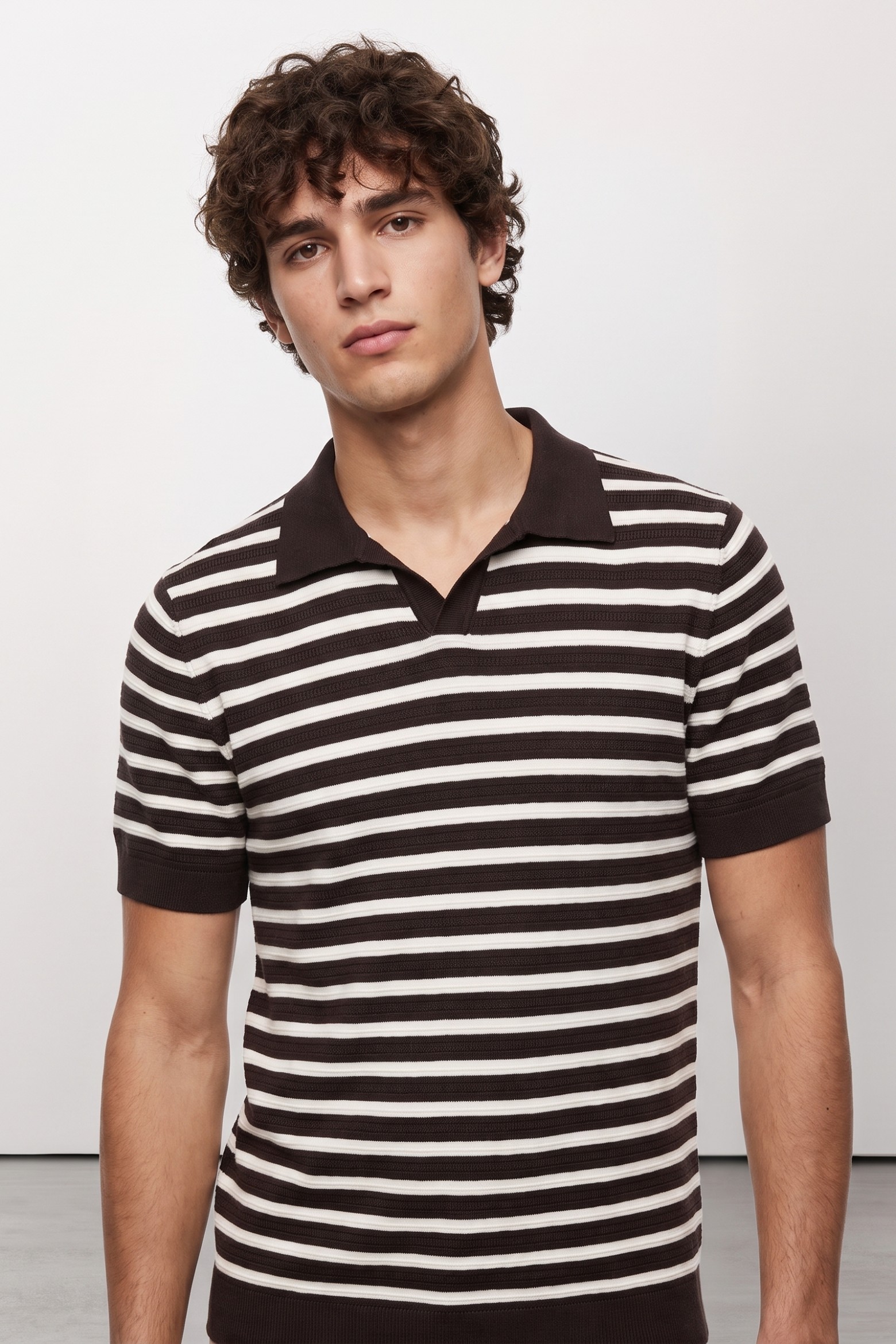 Polo marrón a rayas