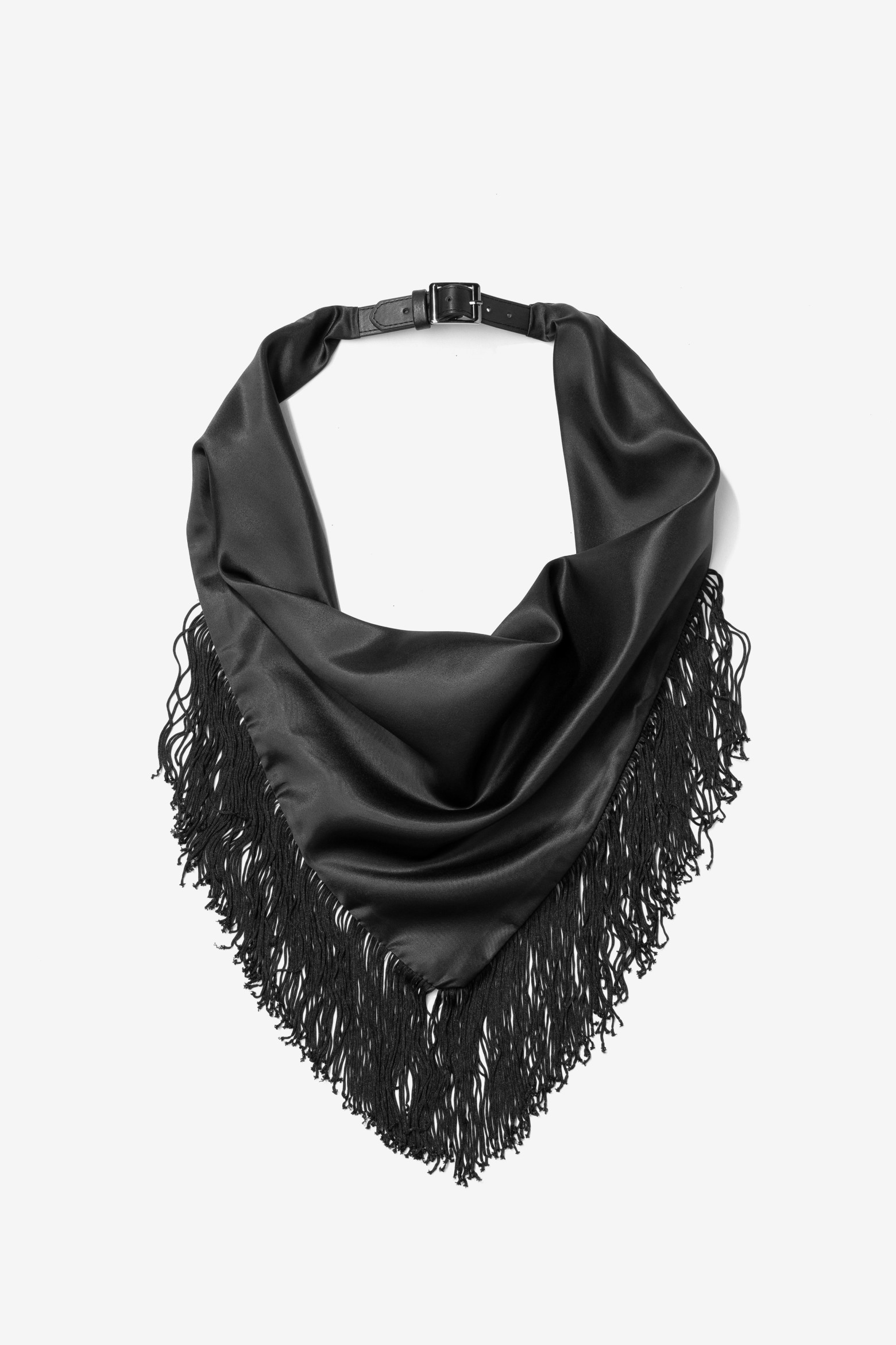 Pañuelo negro con flecos