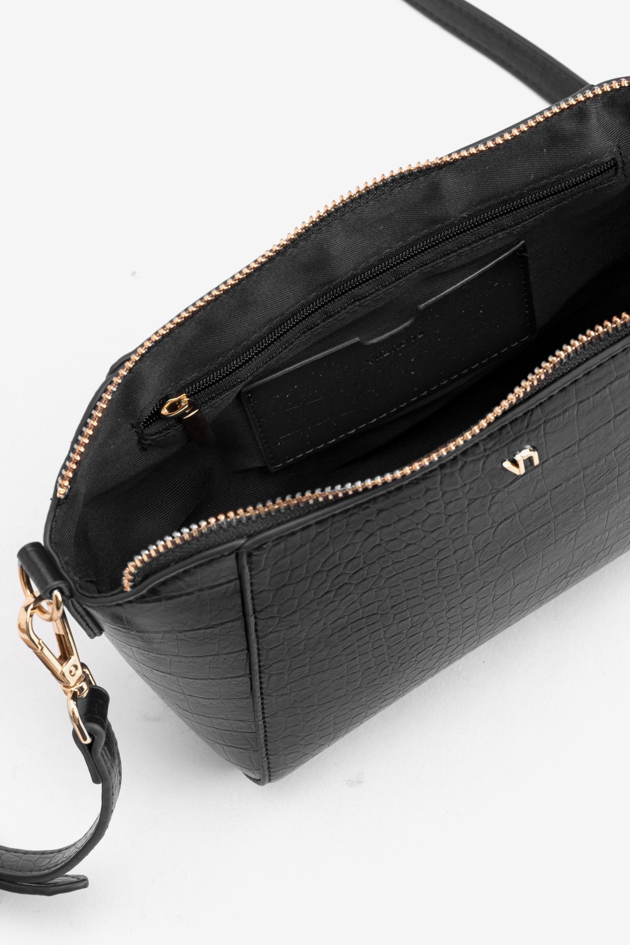 Cartera negra texturizada compacta