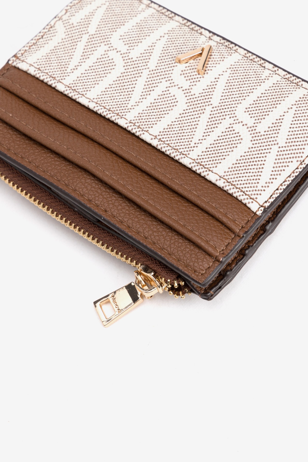 Monedero marr�n compacto
