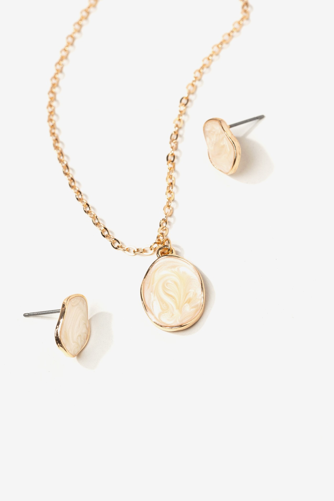 Collar y pendientes dorados