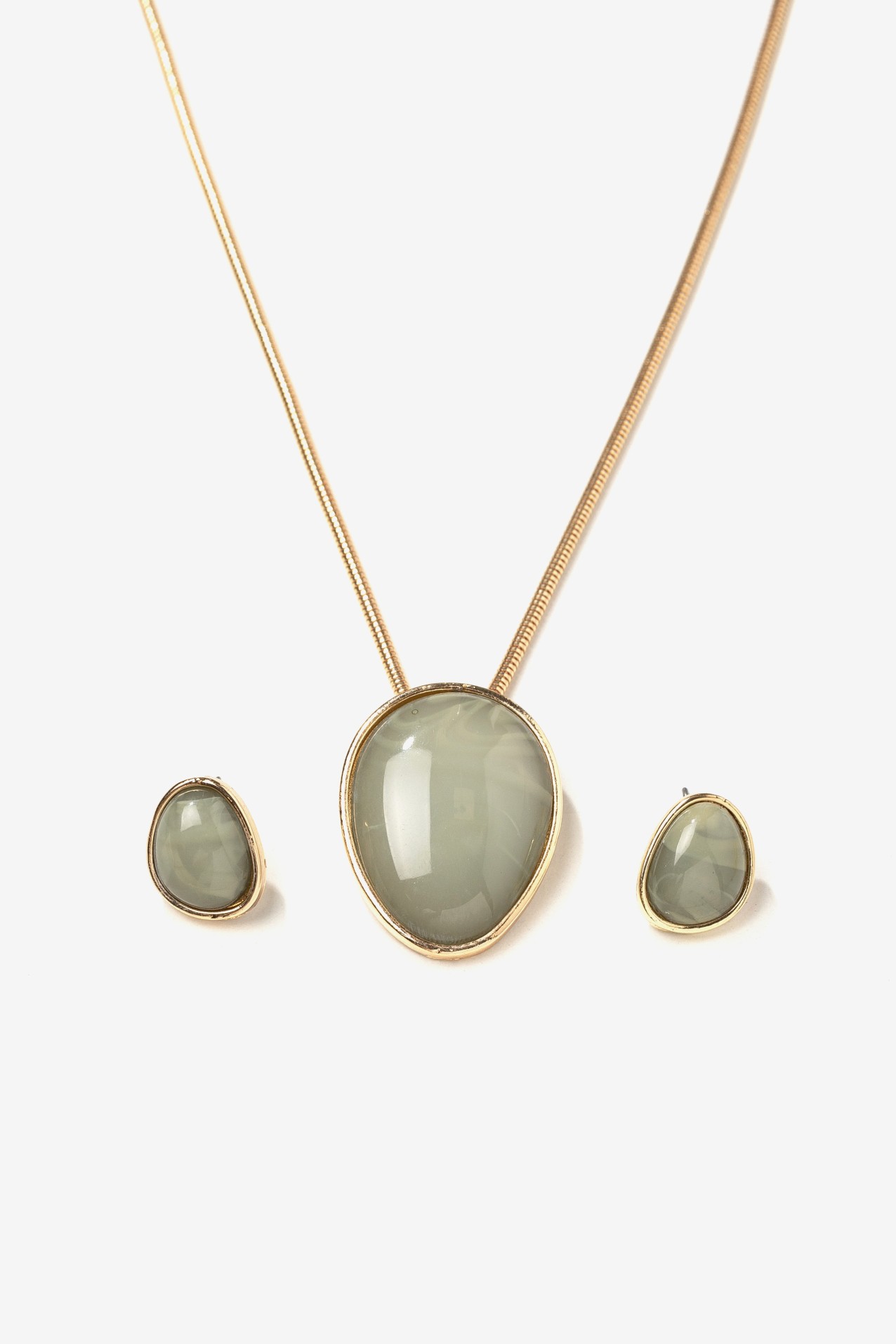 Set dorado con piedra verde