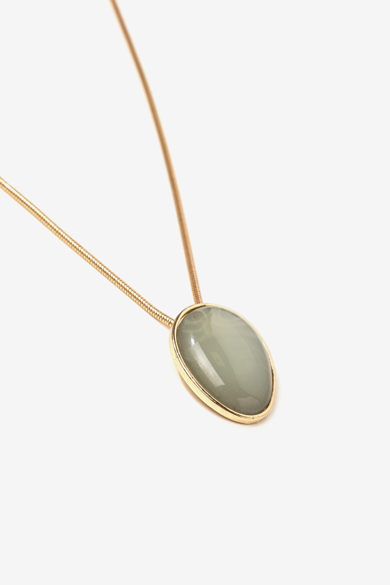 Set dorado con piedra verde