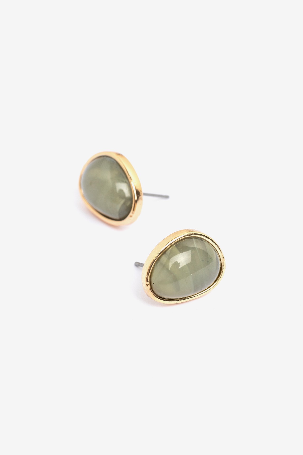 Set dorado con piedra verde