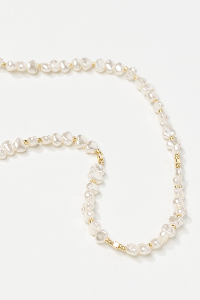 Collar perlas y detalles dorados Collar perlas y detalles dorados