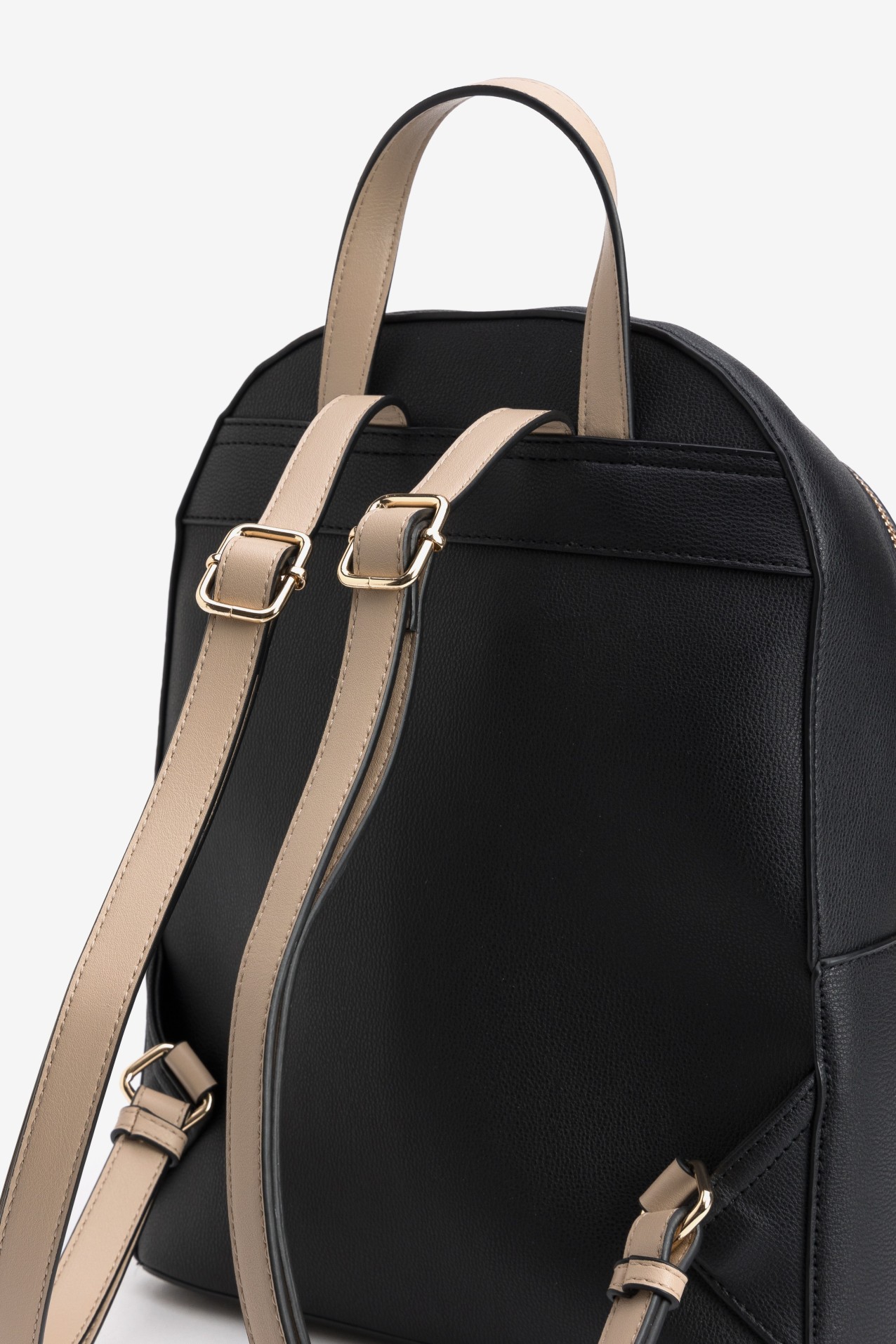 Mochila compacta preta minimalista