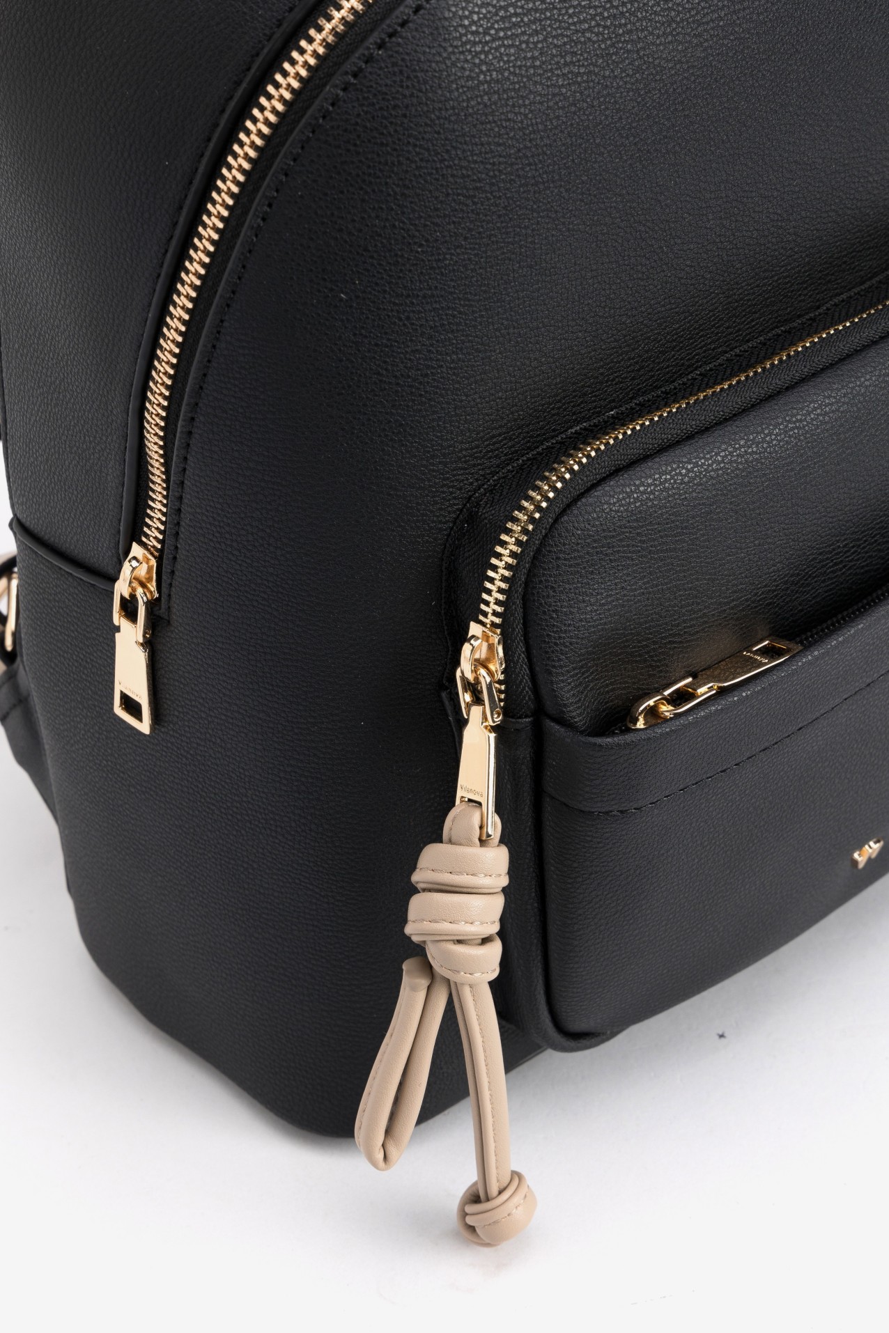 Mochila compacta preta minimalista
