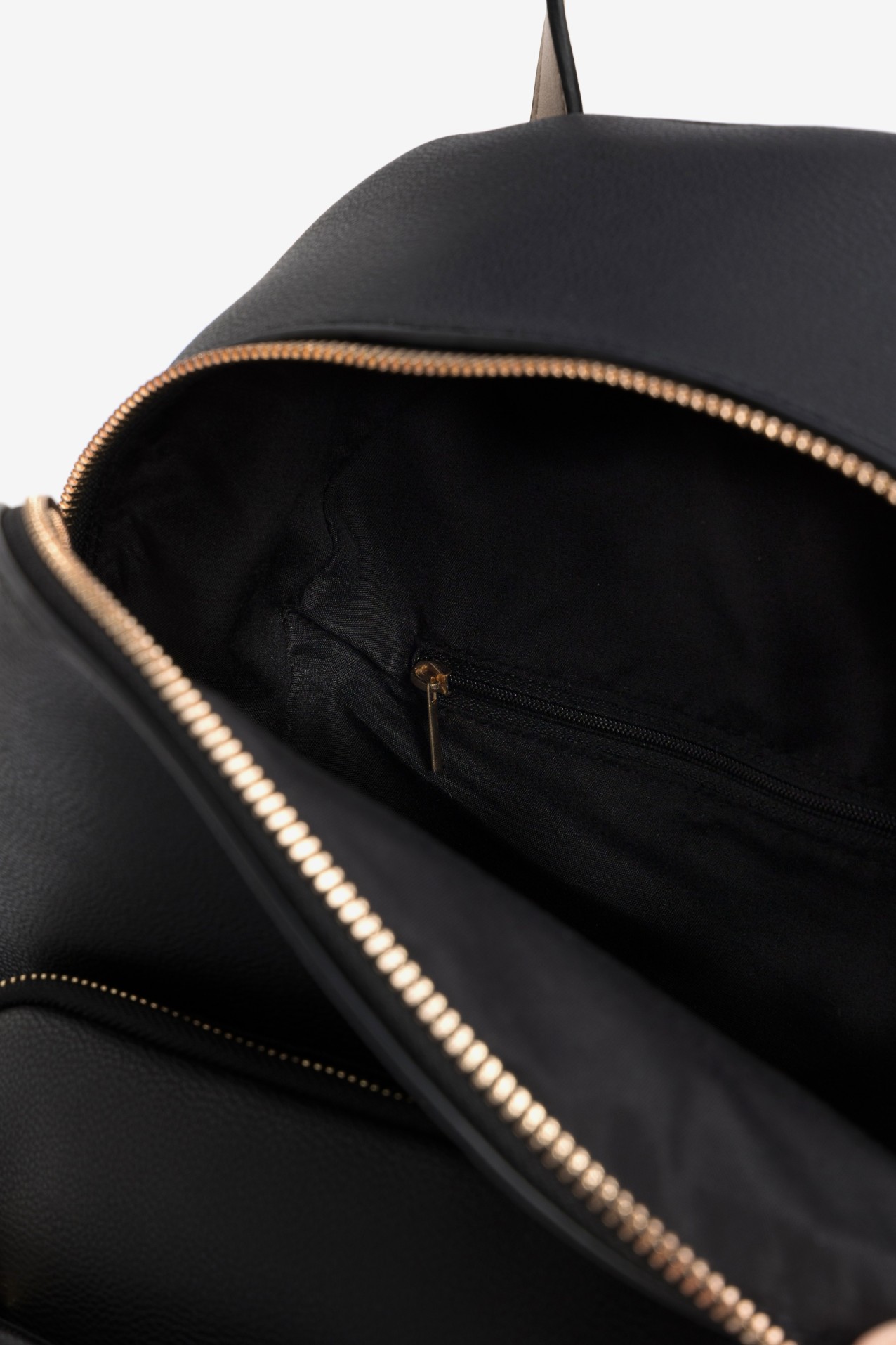 Mochila compacta preta minimalista