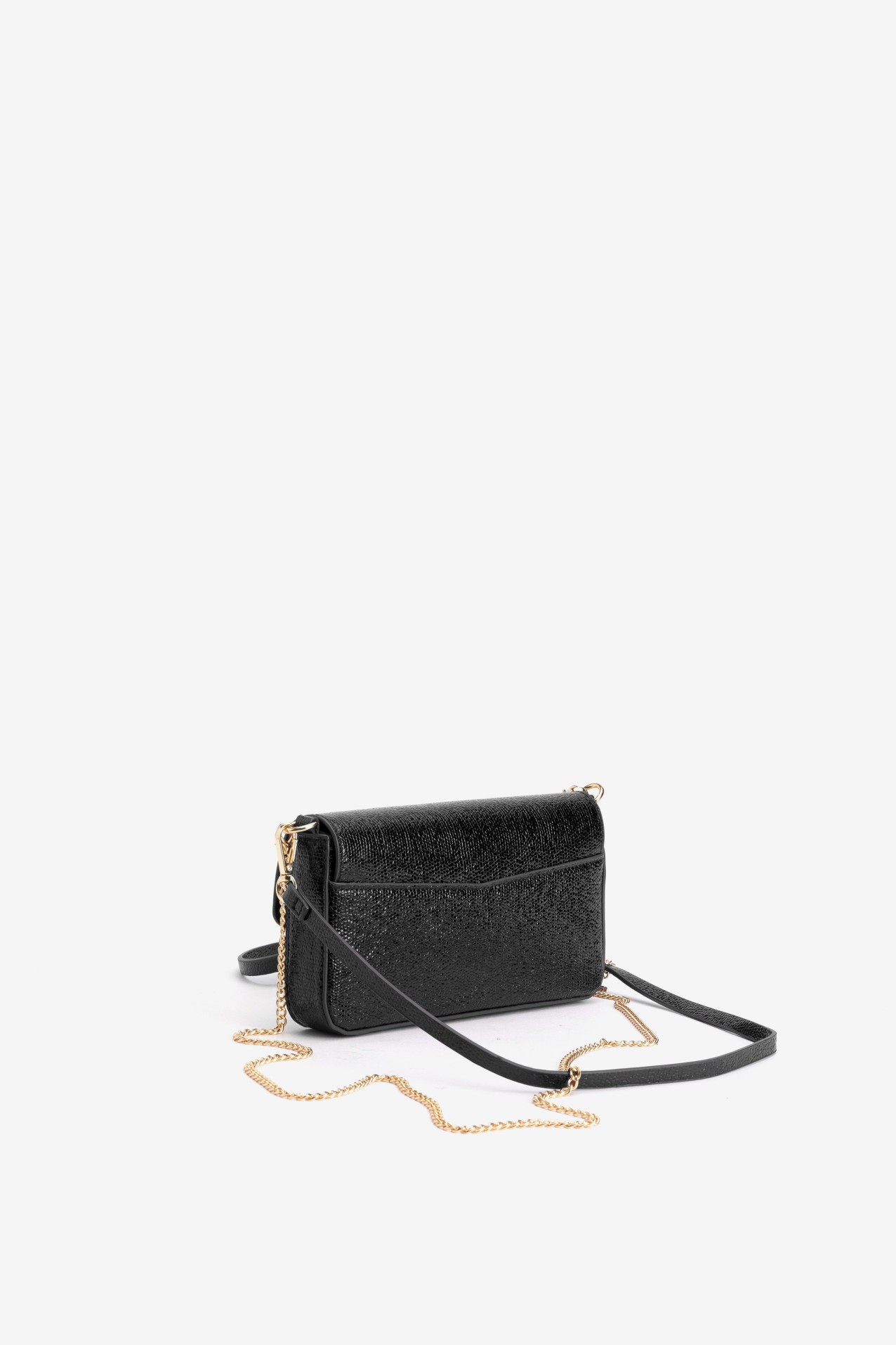Cartera negra con cadena dorada