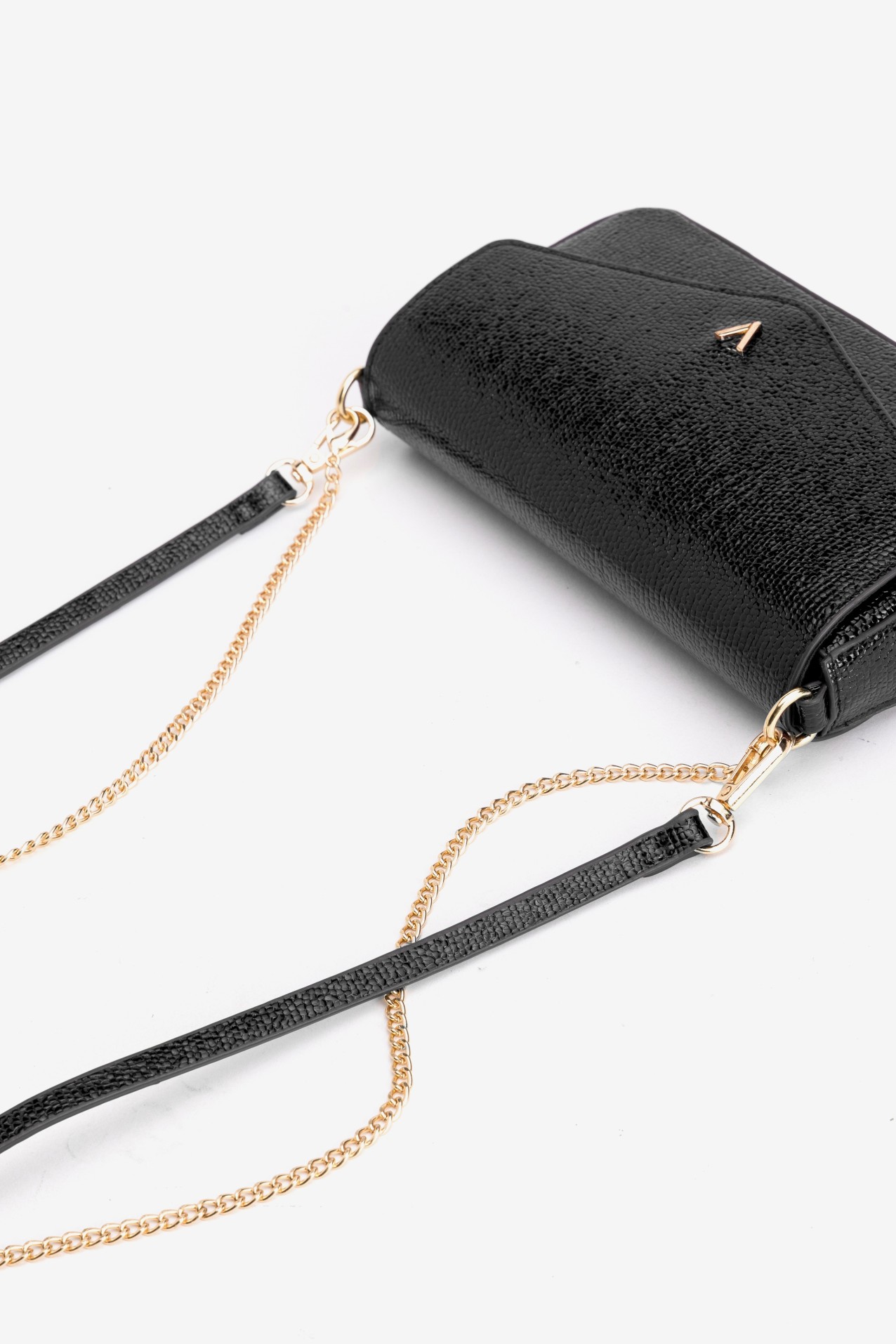 Cartera negra con cadena dorada
