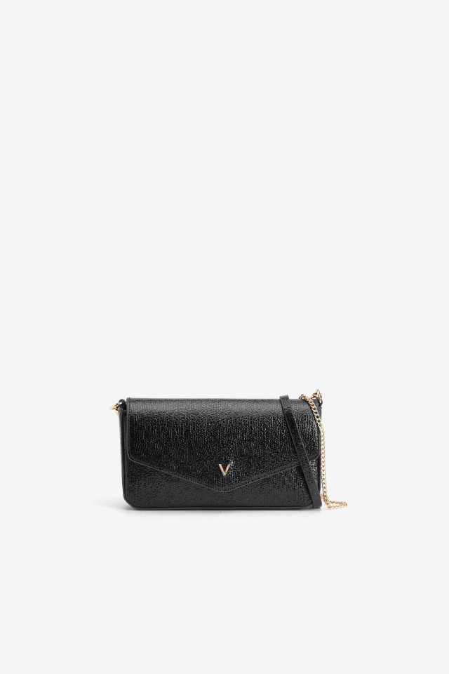 Cartera negra con cadena dorada