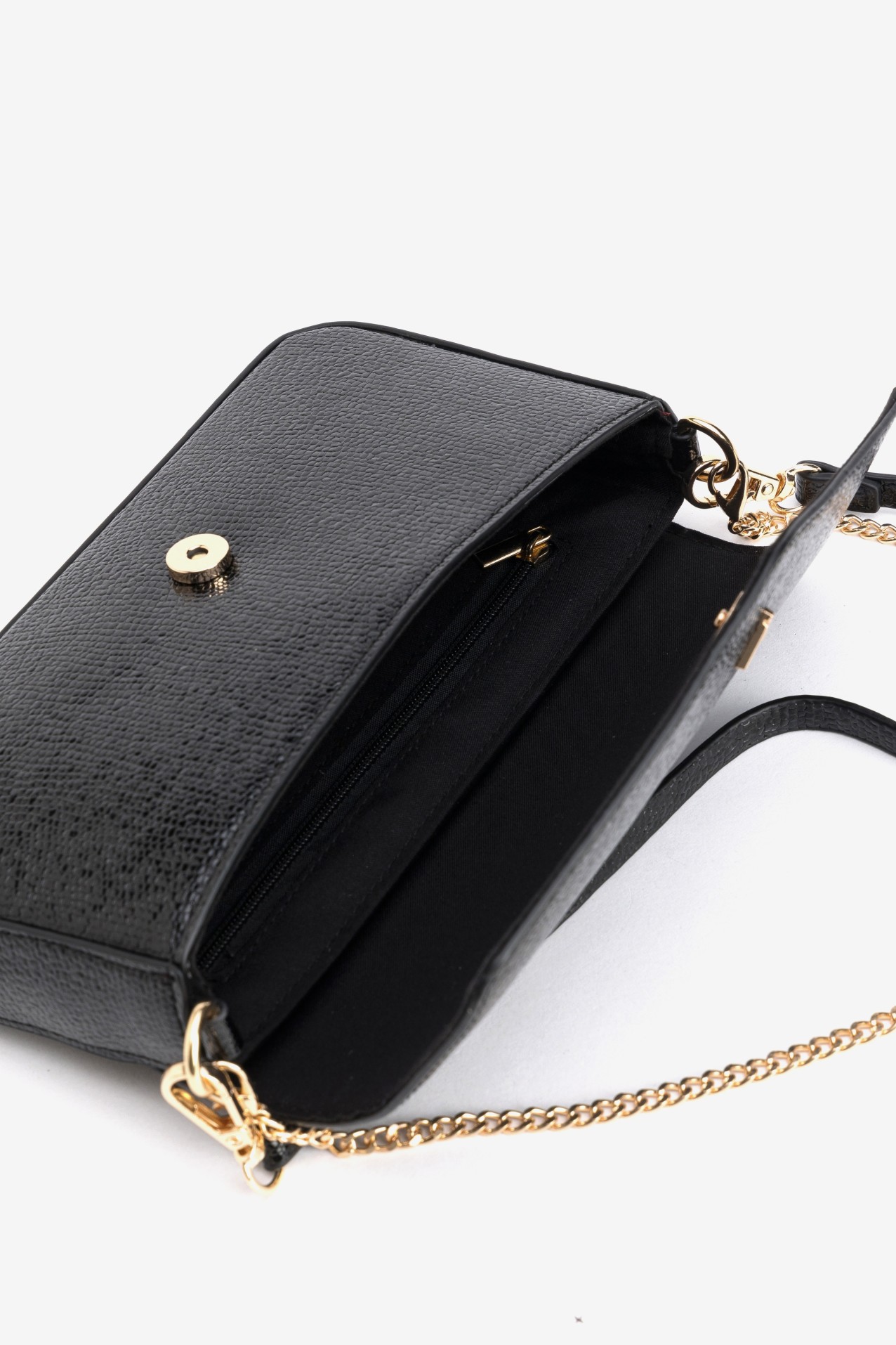 Cartera negra con cadena dorada