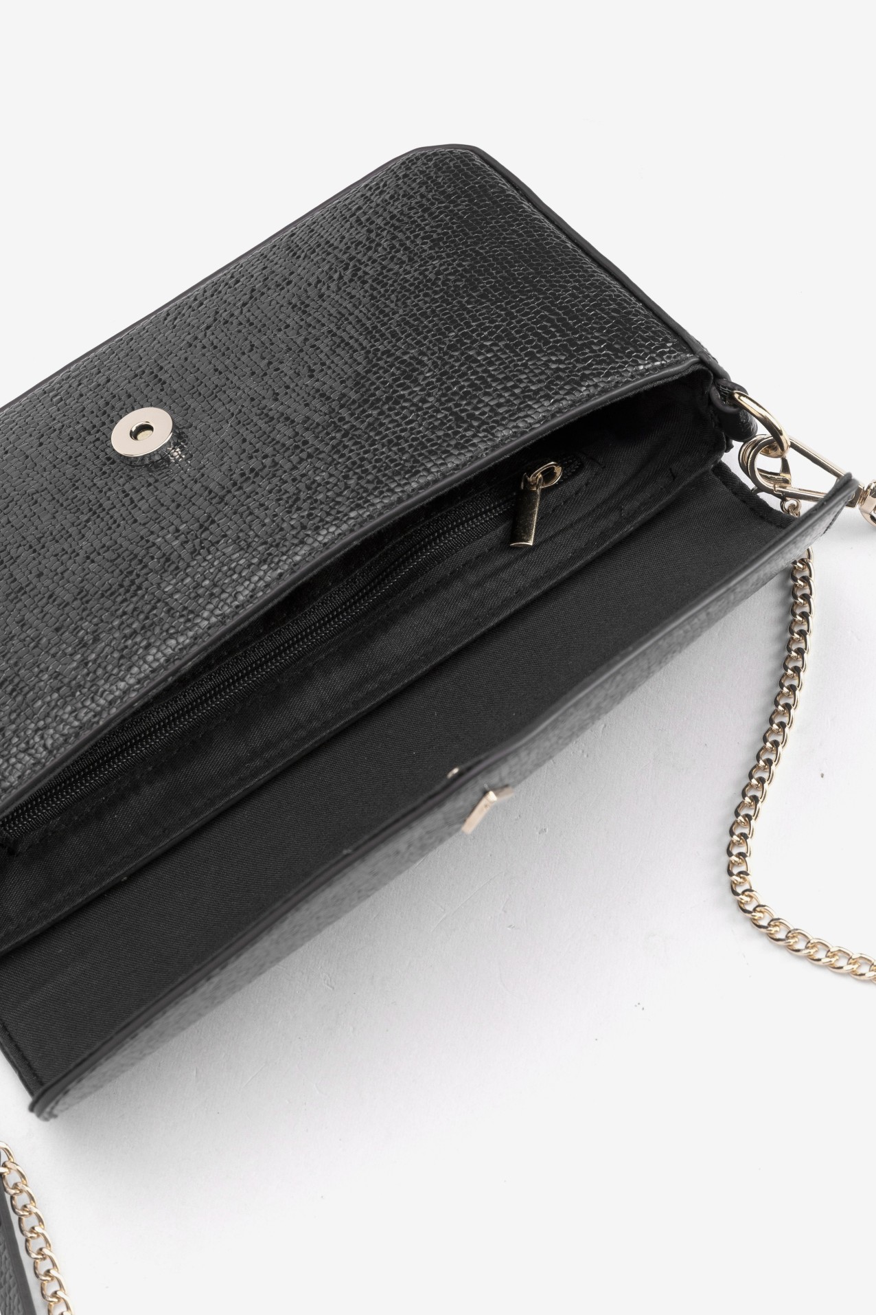 Cartera negra con cadena dorada