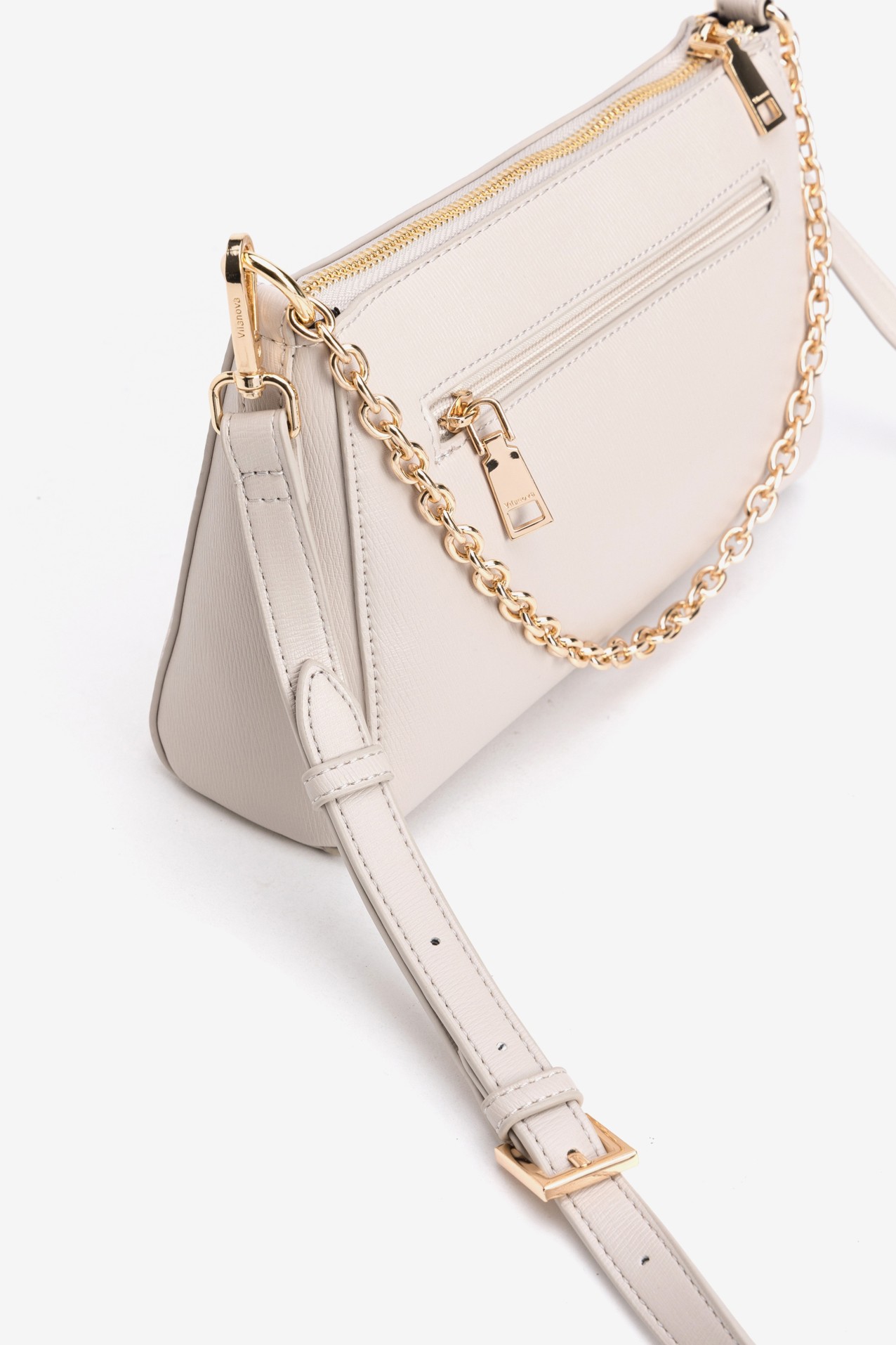 Cartera beige con cadena dorada
