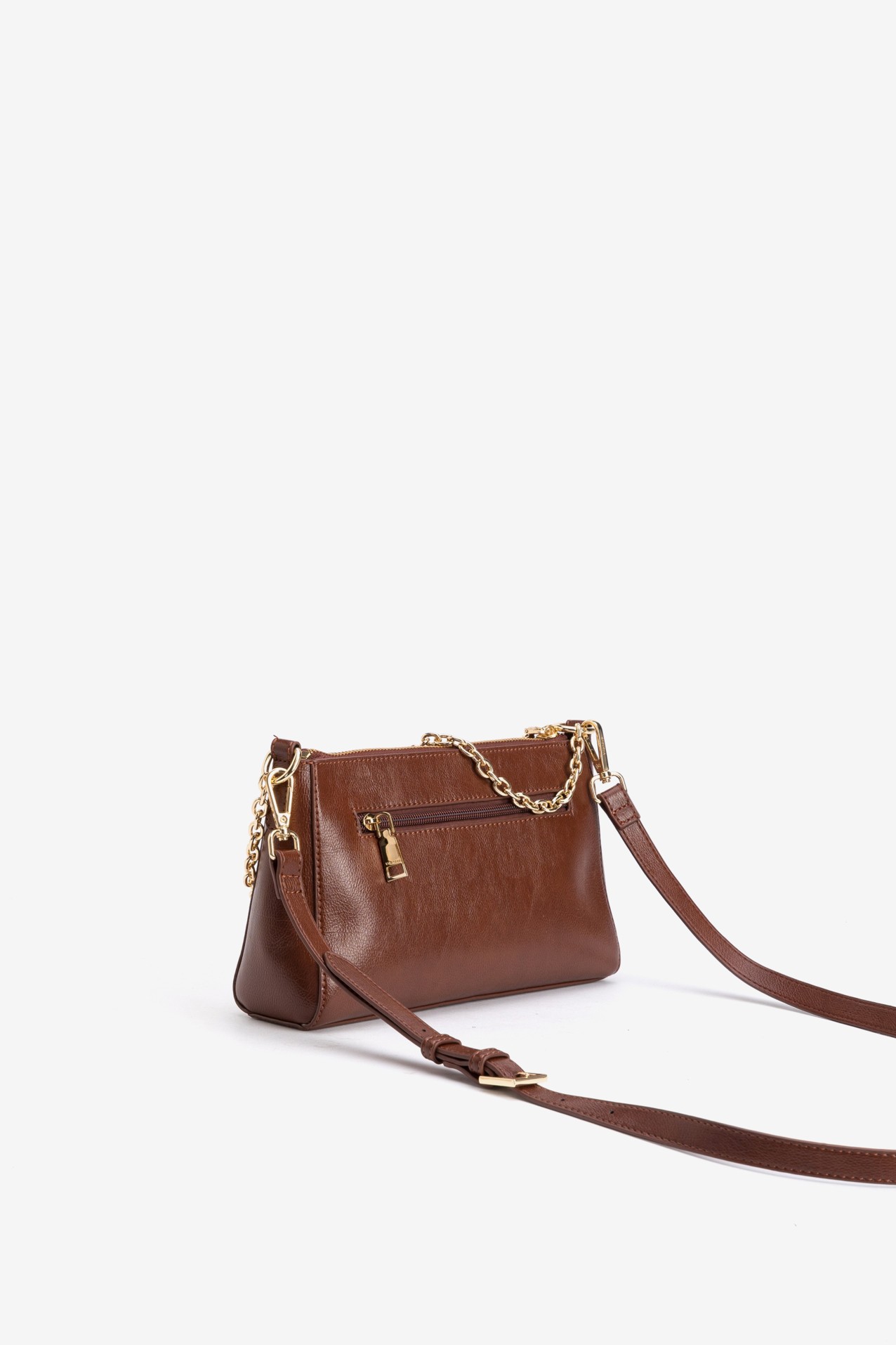 Cartera marr�n con cadena dorada
