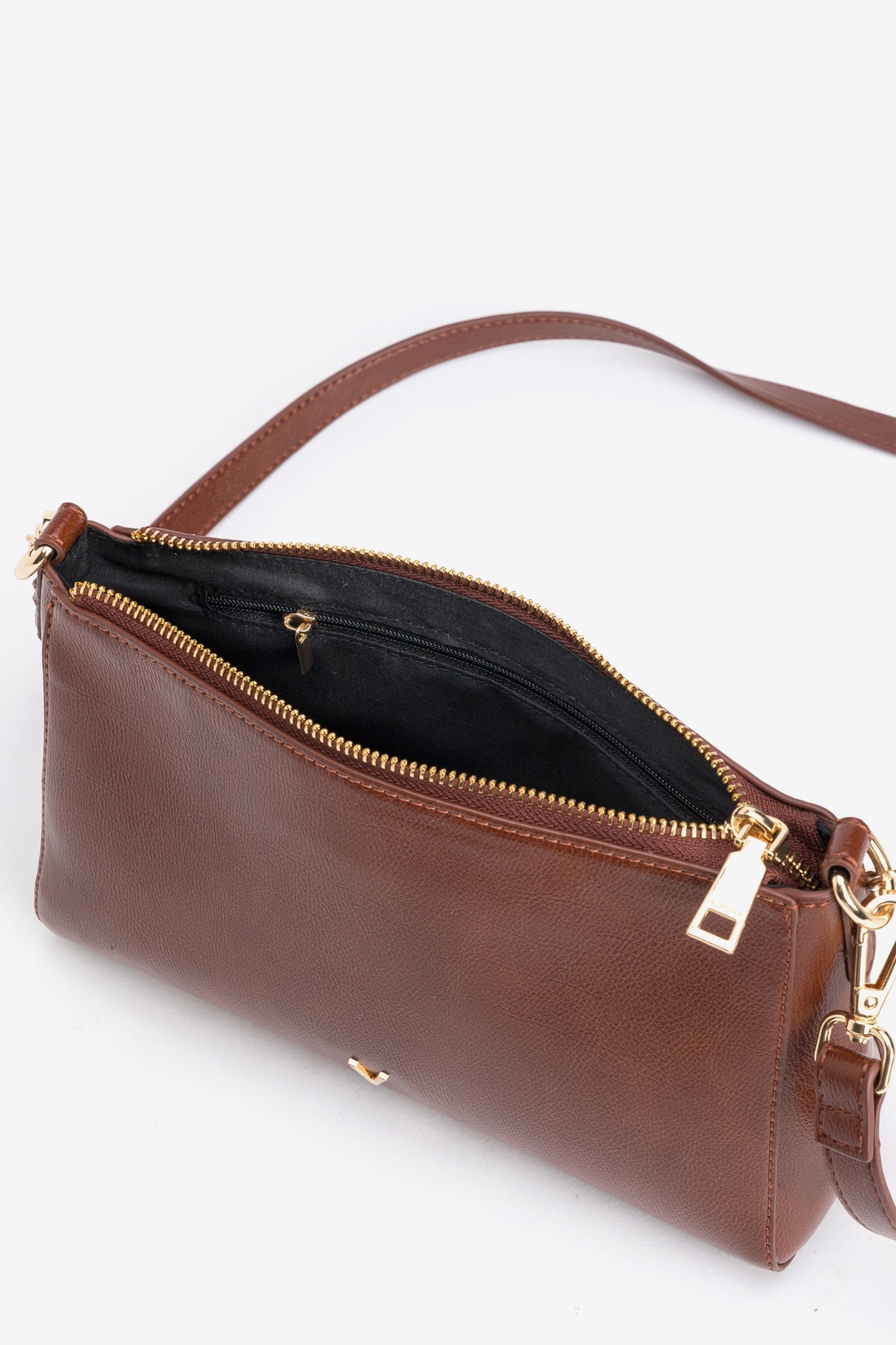 Cartera marr�n con cadena dorada
