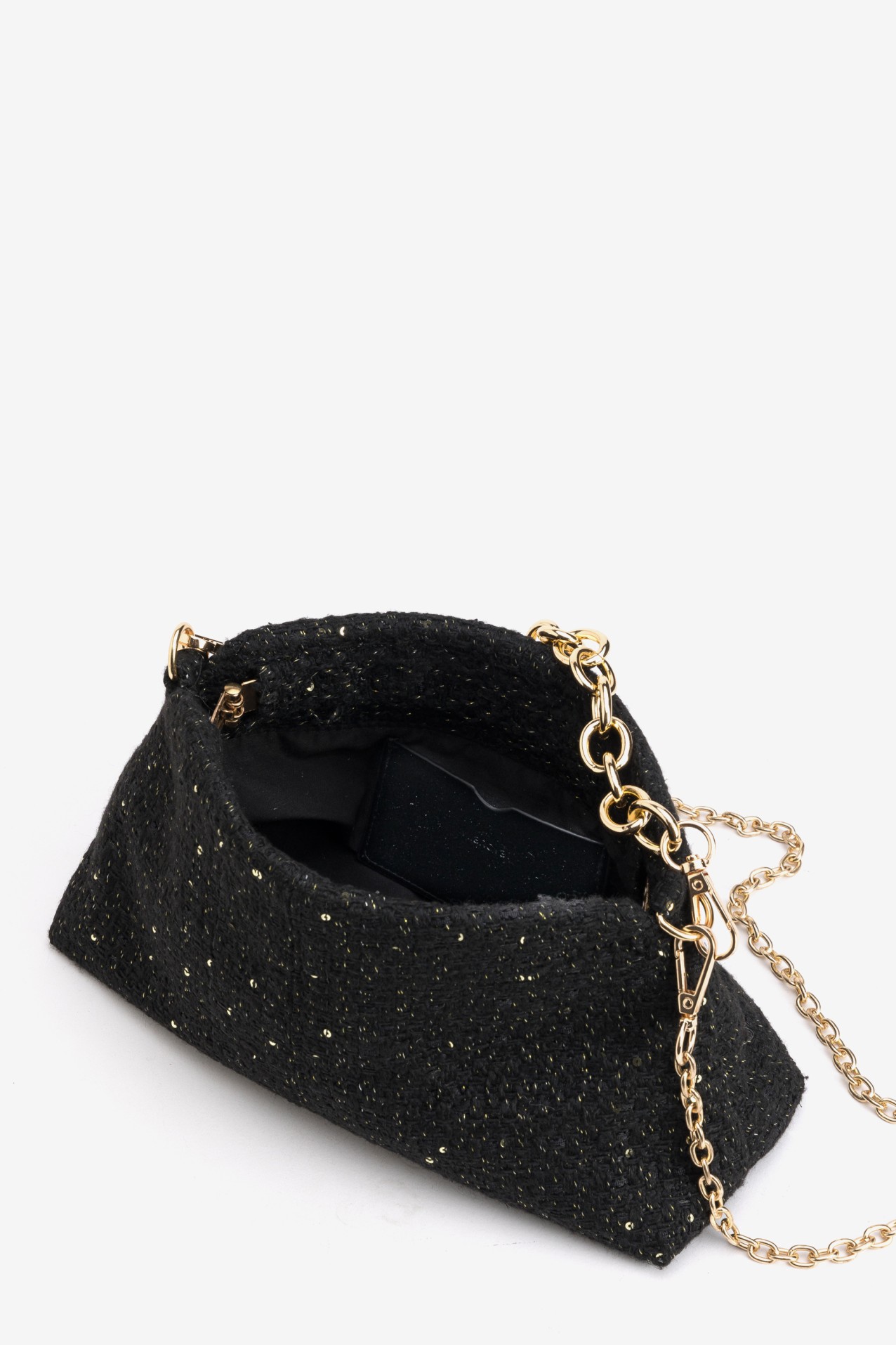 Cartera negra con cadena