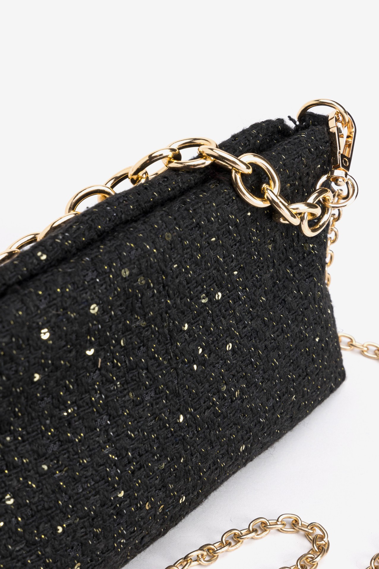 Cartera negra con cadena