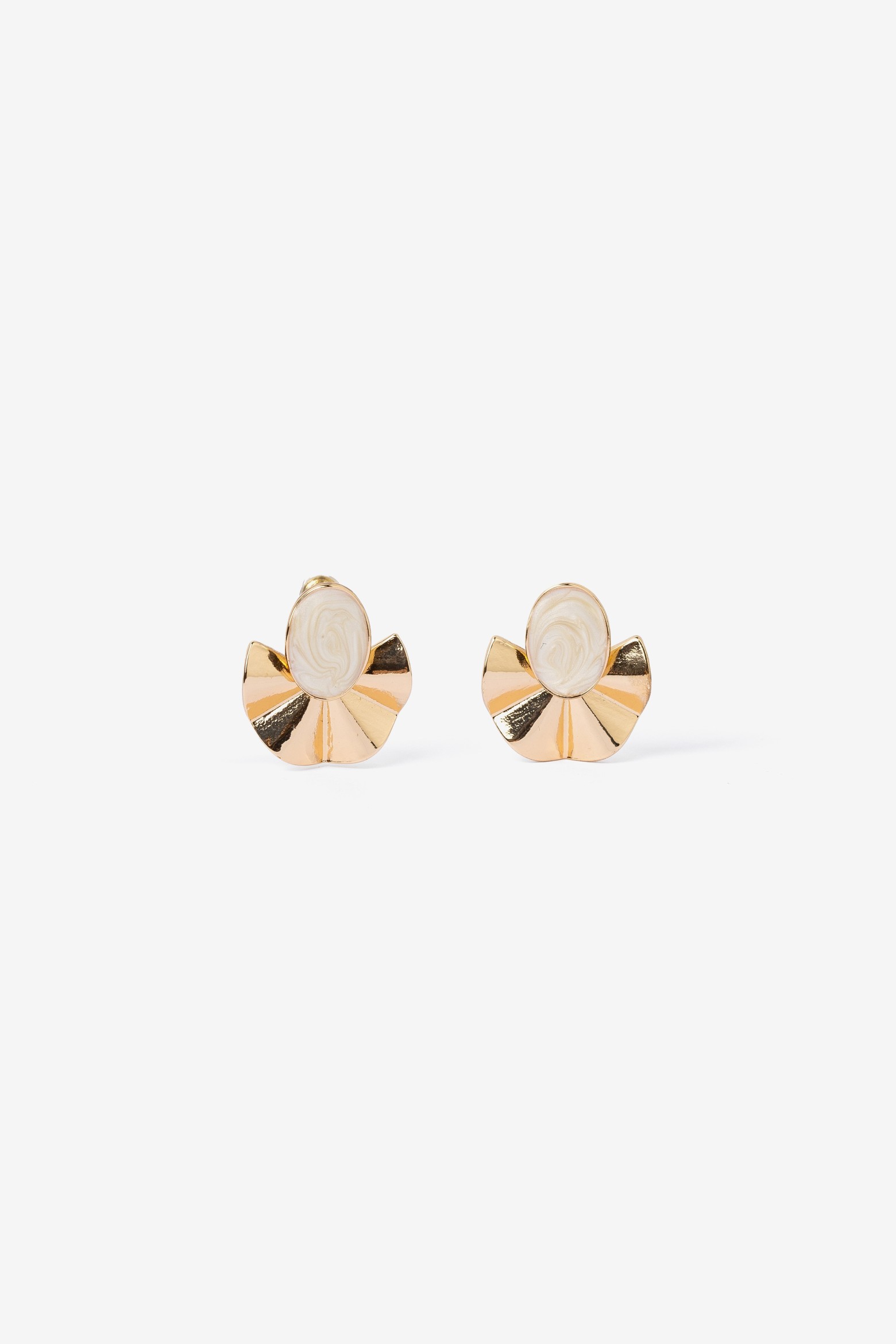 Brincos dourados design moderno